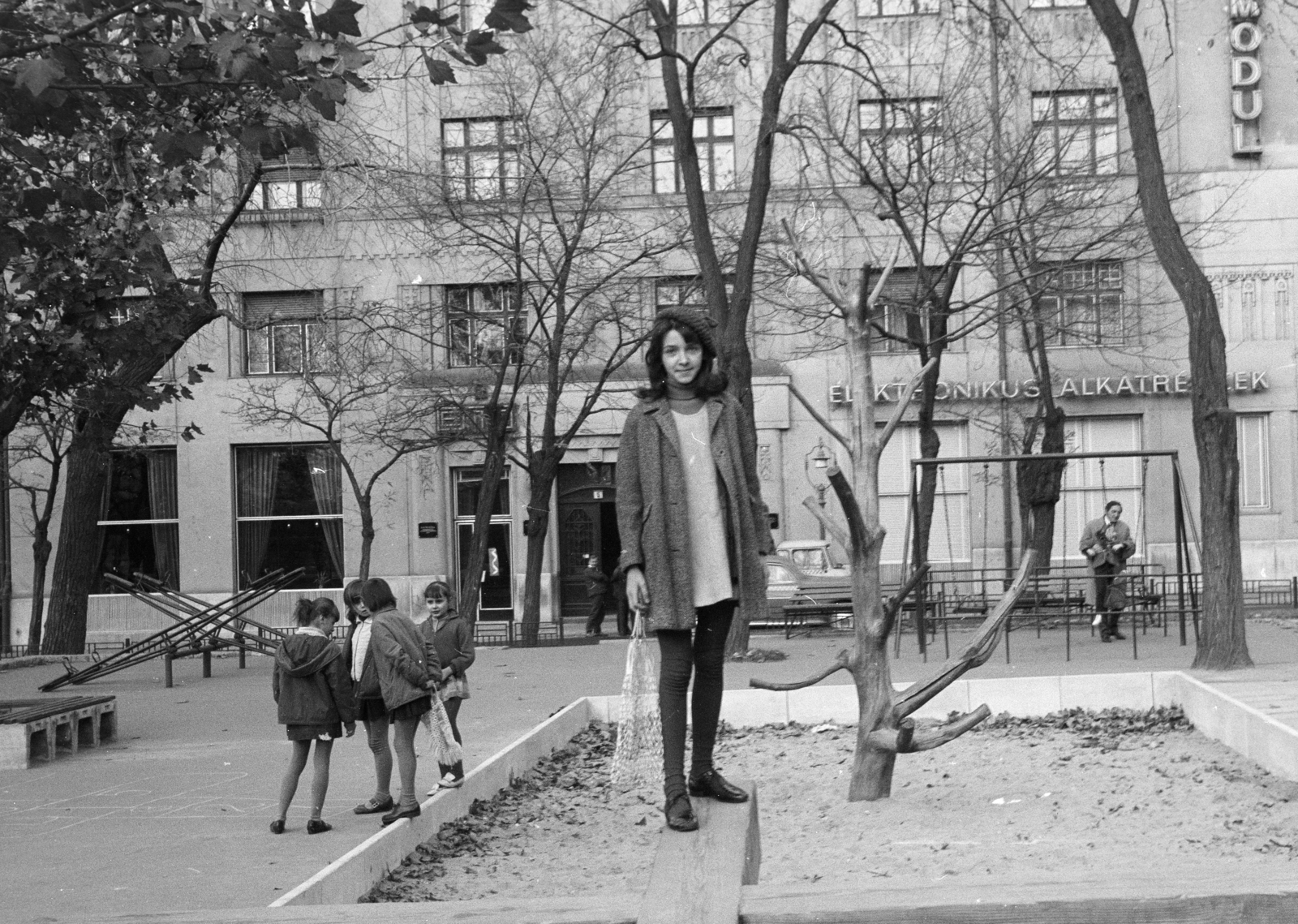 Hungary, Budapest XIII., Jászai Mari tér, a felvétel a játszótéren készült, háttérben az 5. szám alatti Palatinus-házban az Elektromodul / EMO bemutatóterme., 1970, Obetkó Miklós, Budapest, Fortepan #277230