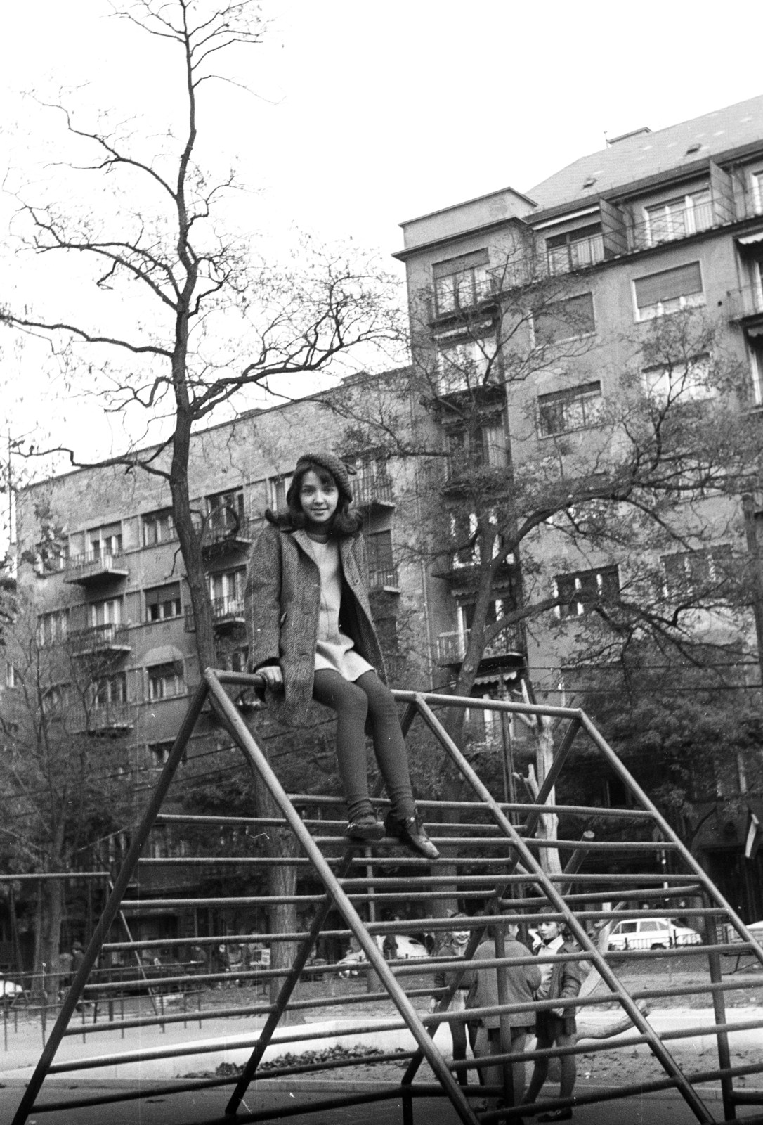 Hungary, Budapest XIII., Jászai Mari tér, játszótér. Háttérben a Pozsonyi út 1. és a Jászai Mari tér 4. számú ház látható., 1970, Obetkó Miklós, Budapest, cap, coat, teenager, pantyhose, girl, monkey bar, playground, Fortepan #277231