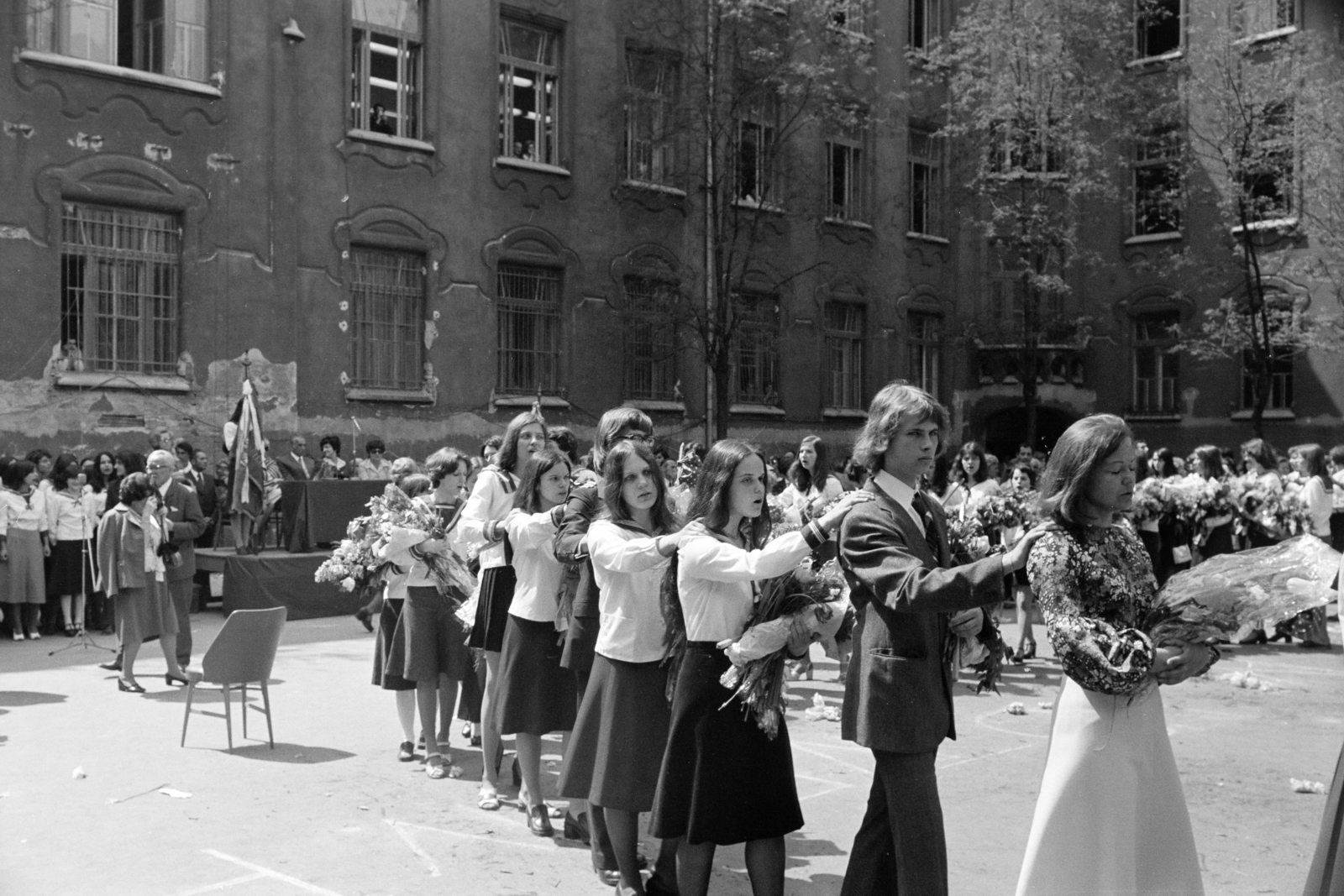 Magyarország, Budapest VI., Munkácsy Mihály utca 26., a Kölcsey Ferenc Gimnázium udvara, ballagás., 1977, Obetkó Miklós, ballagás, Budapest, ünnepség, Fortepan #277236