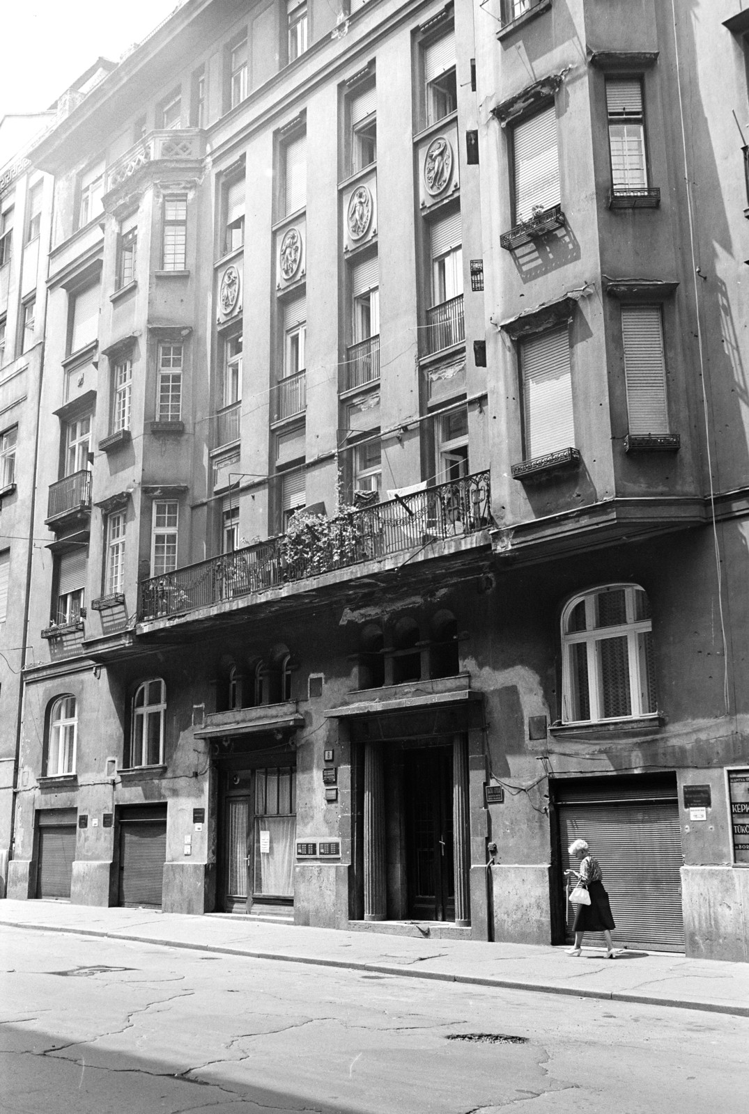 Hungary, Budapest XIII., Tátra (Sallai Imre) utca, szemben a 6. számú ház., 1982, Obetkó Miklós, Budapest, architectural ornament, balcony, tenement house, planter, Fortepan #277243