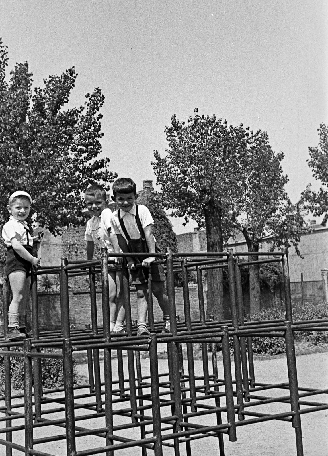 Hungary, Budapest XIII., Béke tér, játszótér, háttérben a 3-as számú ház., 1957, Obetkó Miklós, monkey bar, playground, Budapest, Fortepan #277248