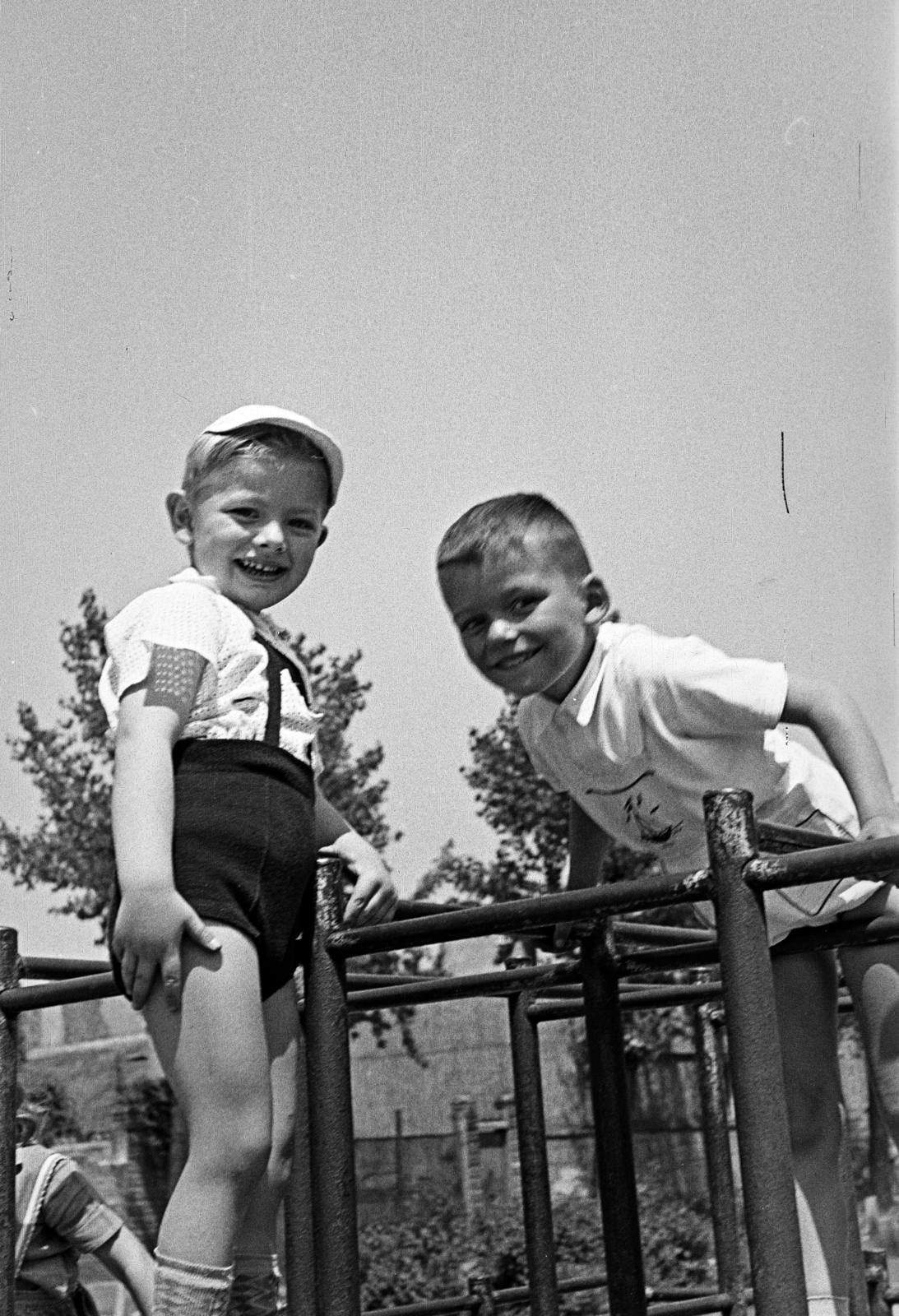 Hungary, Budapest XIII., Béke tér, játszótér, háttérben a 3-as számú ház., 1957, Obetkó Miklós, monkey bar, playground, Budapest, Fortepan #277249