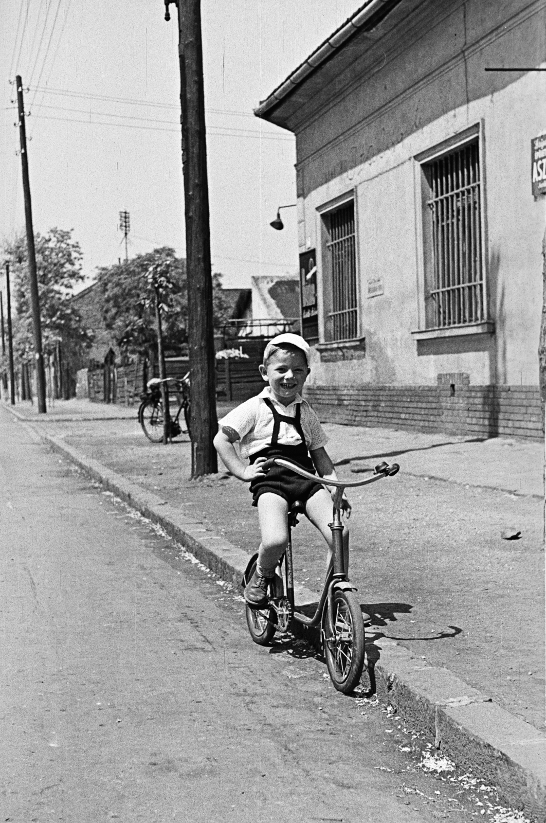Hungary, Budapest XIII., a felvétel az Országbíró utca 58. szám alatti ház előtt, a Reitter Ferenc utca közelében készült., 1957, Obetkó Miklós, bicycle, akimbo, Budapest, Fortepan #277253
