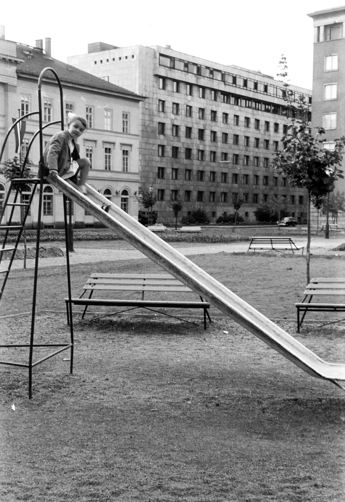 Hungary, Budapest V., Honvéd (Néphadsereg) tér, szemben balra a Honvéd utca 28., az egykori Valero selyemgyár épülete., 1962, Obetkó Miklós, Budapest, playground, playground slide, Fortepan #277264