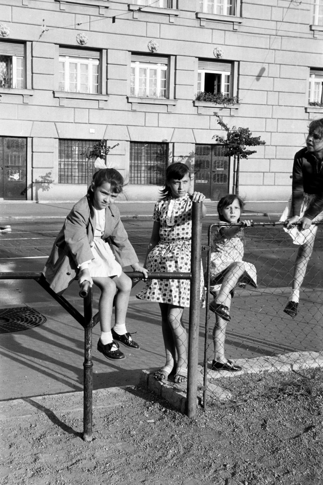 Hungary, Budapest V., Balassi Bálint utcai játszótér (most Olimpia Park), háttérben a 13. számú ház látható., 1962, Obetkó Miklós, monkey bar, Budapest, Fortepan #277265