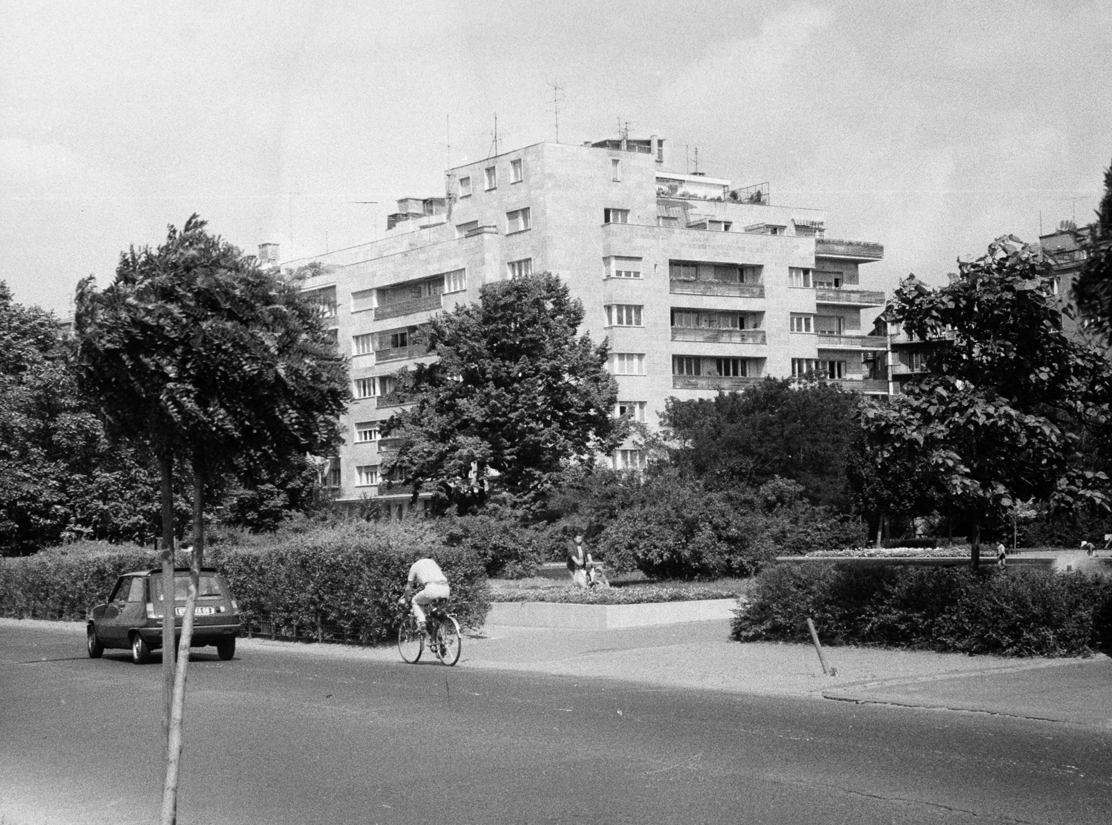 Magyarország, Budapest XIII., Újpesti rakpart a Szent István parknál., 1976, Obetkó Miklós, Budapest, babakocsi, kerékpár, Fortepan #277272