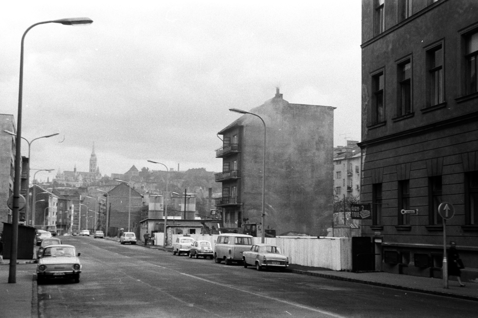 Hungary, Budapest II., Horvát utca, távolban a Halászbástya és a Mátyás-templom látható., 1974, Obetkó Miklós, Budapest, Fortepan #277273