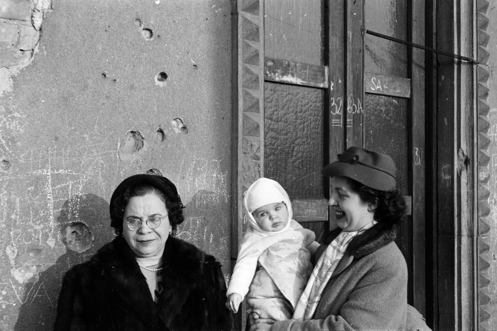 Magyarország, Budapest XIII., Tatai utca, a felvétel a 32/b számú ház előtt készült., 1958, Obetkó Miklós, Budapest, büszkeség, golyónyom, Fortepan #277275