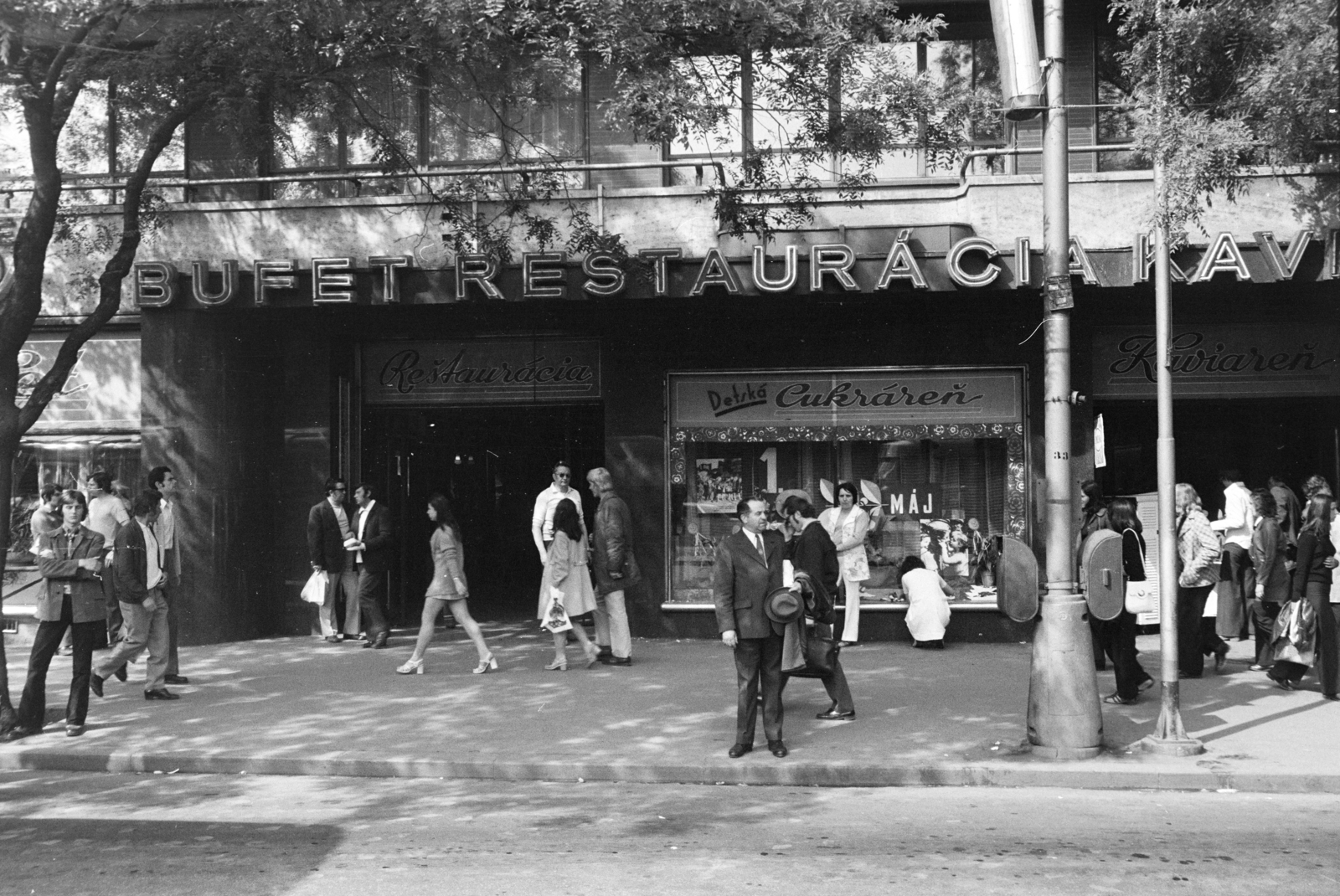 Slovakia, Bratislava, Szlovák Nemzeti Felkelés tere (Námestie SNP) 13., 1974, Obetkó Miklós, pedestrian, trash can, Fortepan #277288