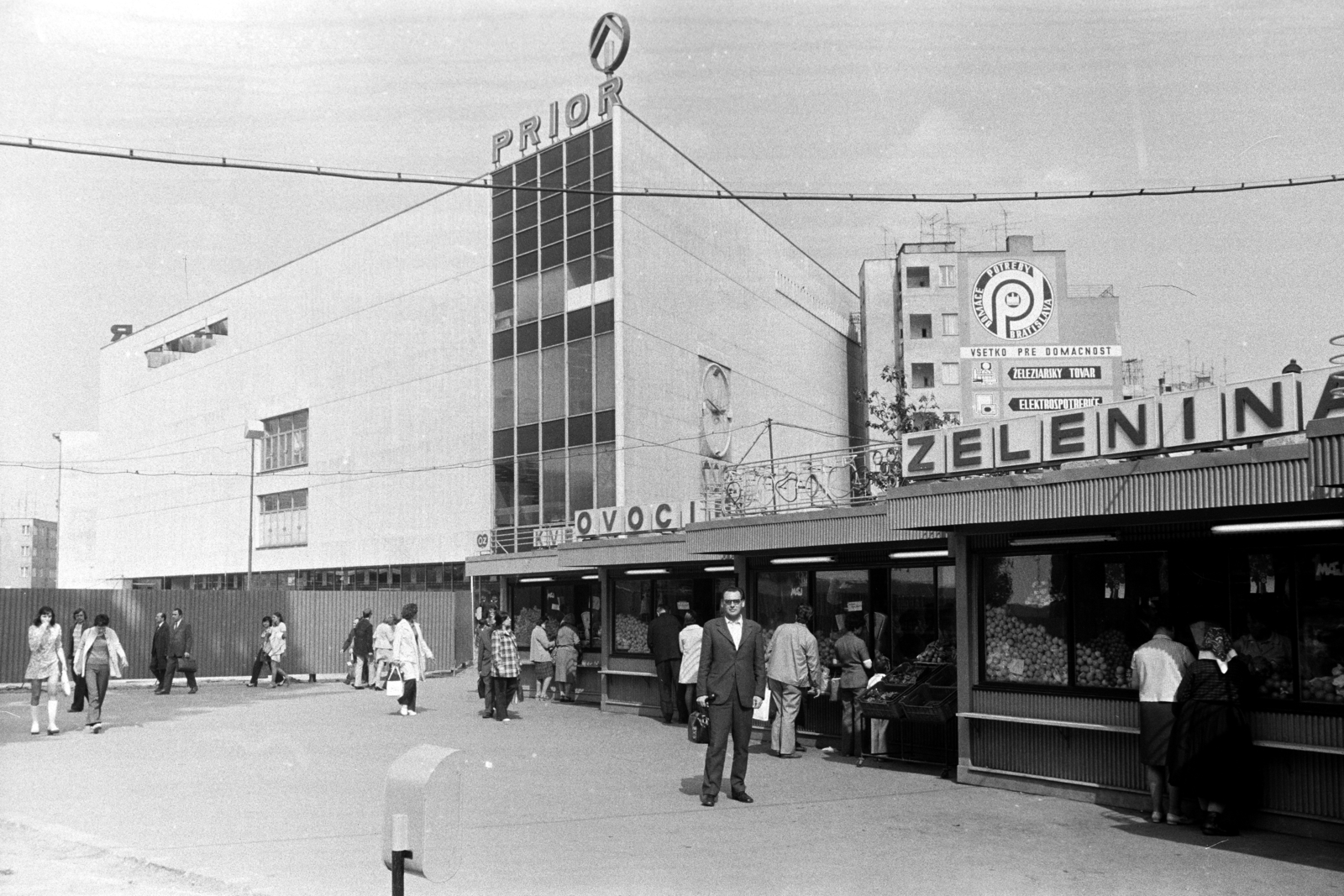 Szlovákia, Pozsony, Kő tér (Kamenné Námestie) a Kórház utca (Špitálska ulica) felől. Balra a Prior Áruház., 1974, Obetkó Miklós, Fortepan #277289
