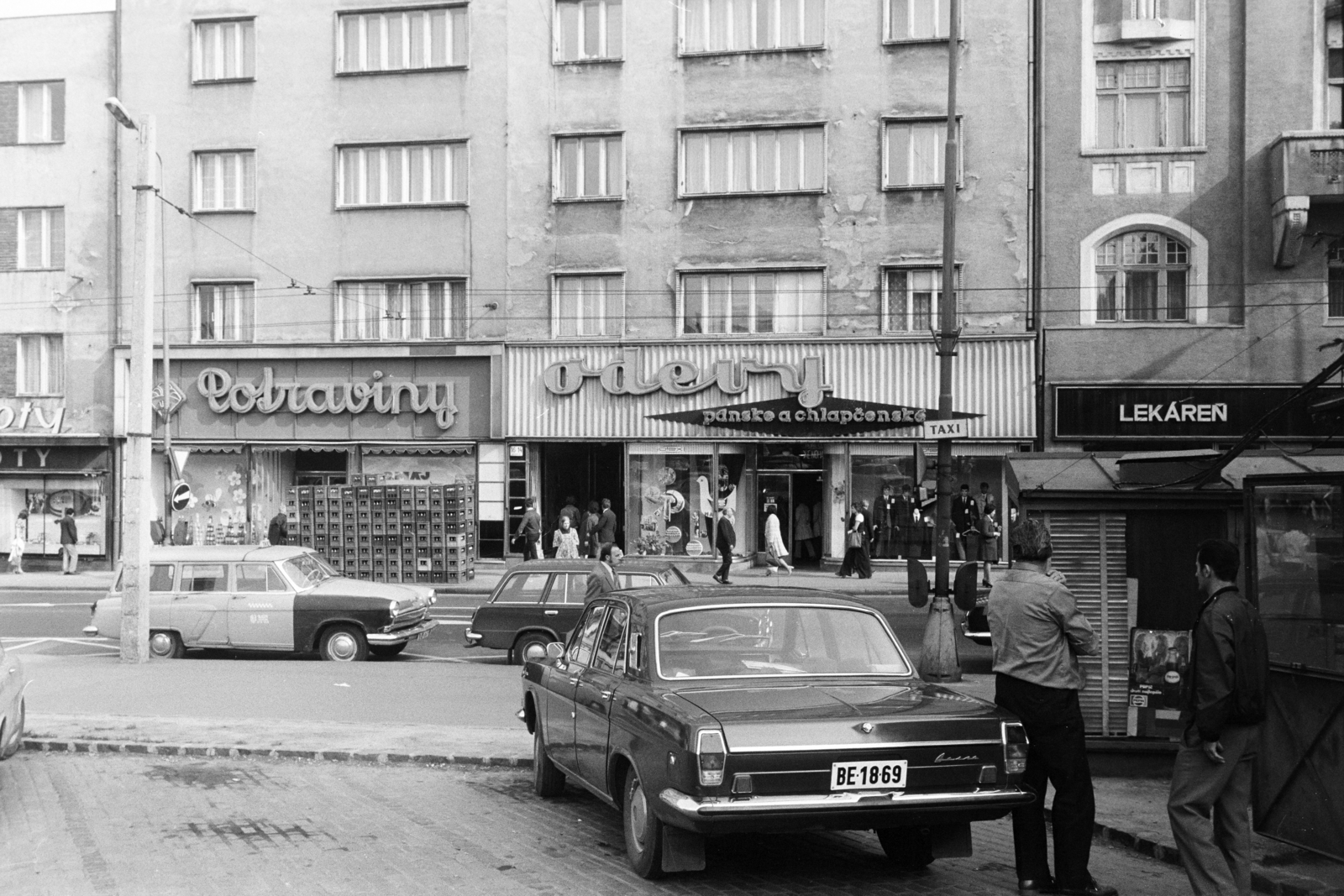 Slovakia, Bratislava, parkoló a Fa utca (Drevená ulica) végében, szemben a Széplak utca (Obchodná ulica) házai., 1974, Obetkó Miklós, number plate, Fortepan #277290
