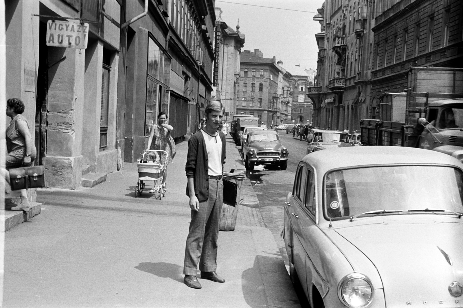 Hungary, Budapest VI.,Budapest VII., Király (Majakovszkij) utca, középen a Nagymező utca sarkán a Avilai nagy Szent Teréz-templom (Terézvárosi templom). Távolabb a Zeneakadémia épülete látható., 1972, Obetkó Miklós, Budapest, Fortepan #277292