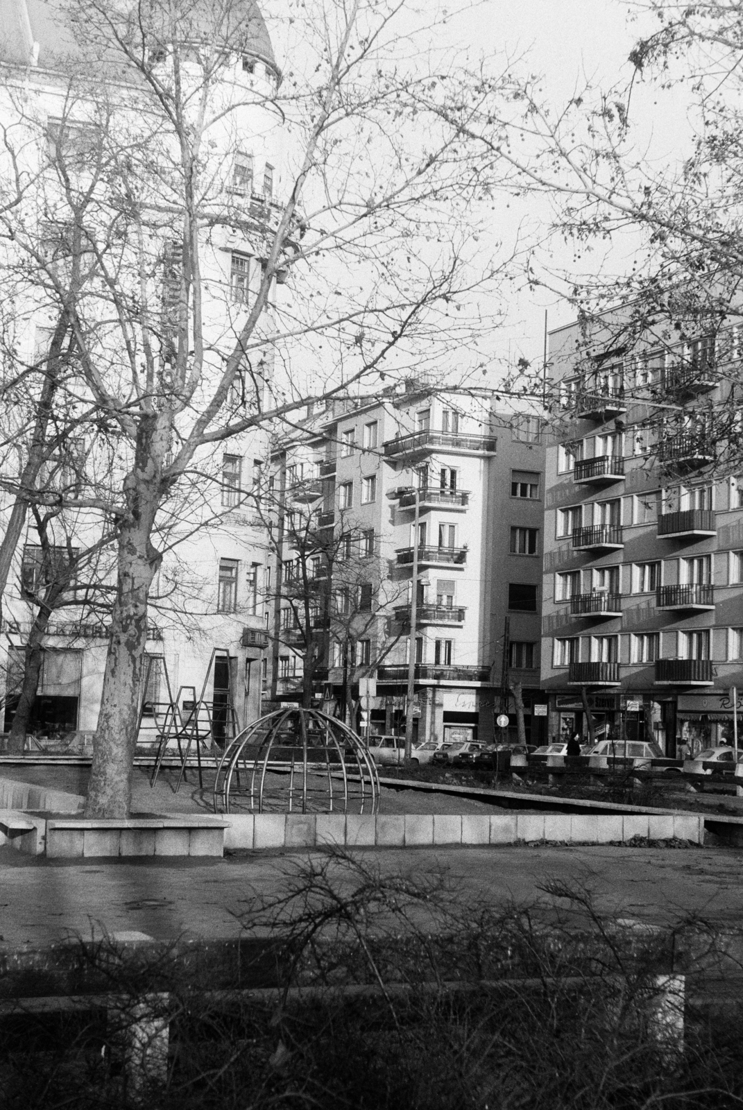 Hungary, Budapest XIII., Jászai Mari tér, játszótér. Háttérben a Pozsonyi út - Budai Nagy Antal utca sarkán álló házak láthatók., 1981, Obetkó Miklós, Budapest, Fortepan #277314