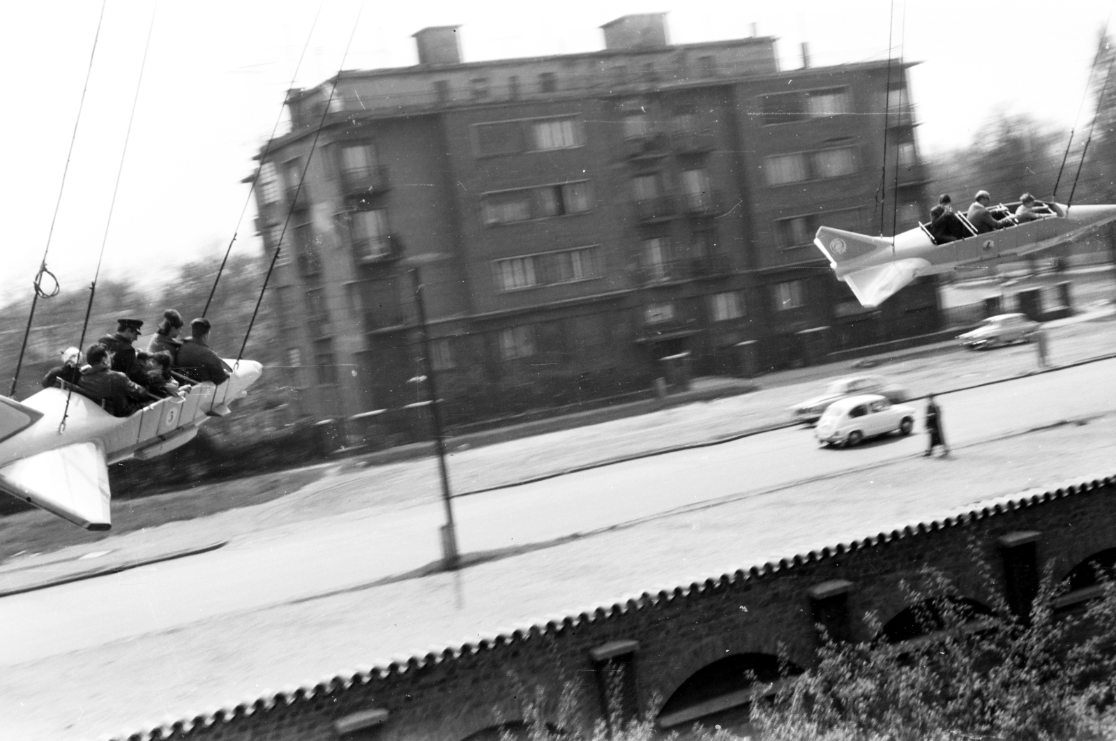 Magyarország, Városliget,Vidámpark, Budapest XIV., Repülő. Szemben a Kacsóh Pongrác út 7-es és 5-ös számú ikerház., 1965, Obetkó Miklós, Best of, Budapest, automobil, körhinta, Fortepan #277324