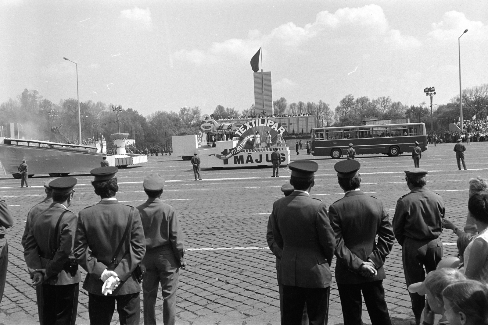 Hungary, Budapest XIV., Ötvenhatosok tere (Felvonulási tér), május 1-i felvonulás, szemben a dísztribün., 1973, Obetkó Miklós, Budapest, Fortepan #277332