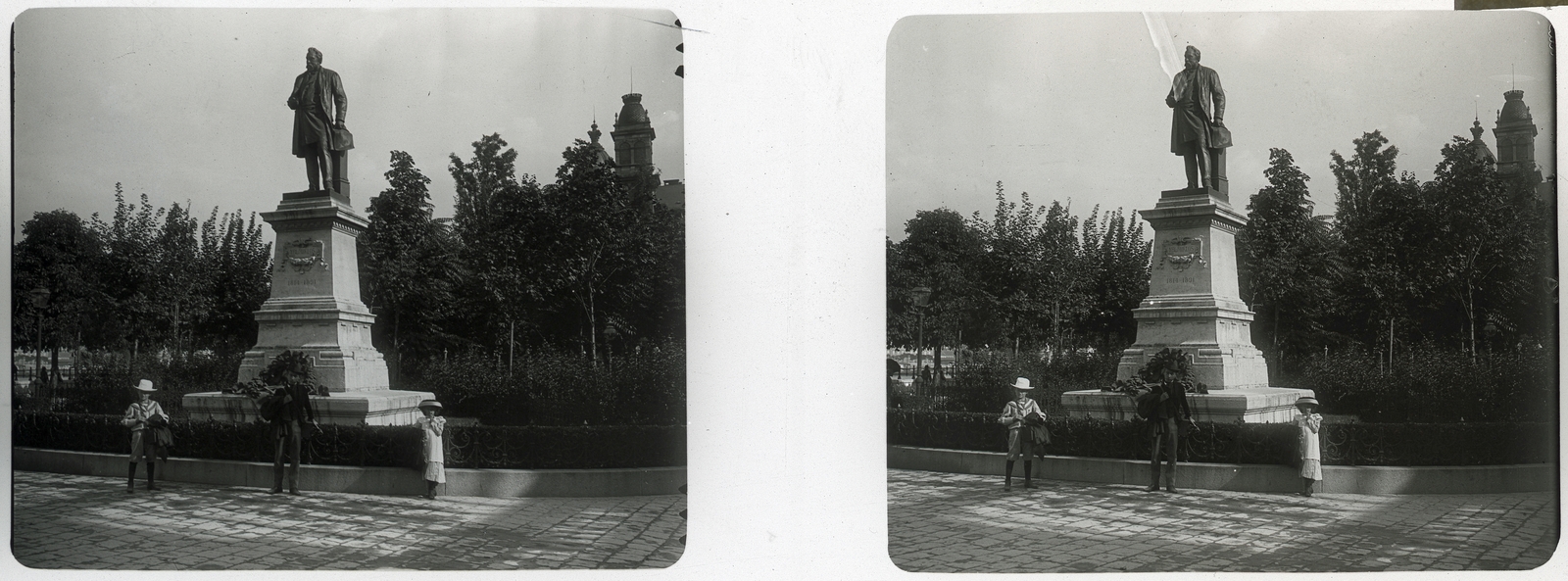 Hungary, Budapest I., Ybl Miklós tér (Lánchíd utca), Ybl Miklós szobra (Mayer Ede, 1896.)., 1900, Schoch Frigyes, sculpture, monument, stereophoto, Budapest, Miklós Ybl-portrayal, Fortepan #27735