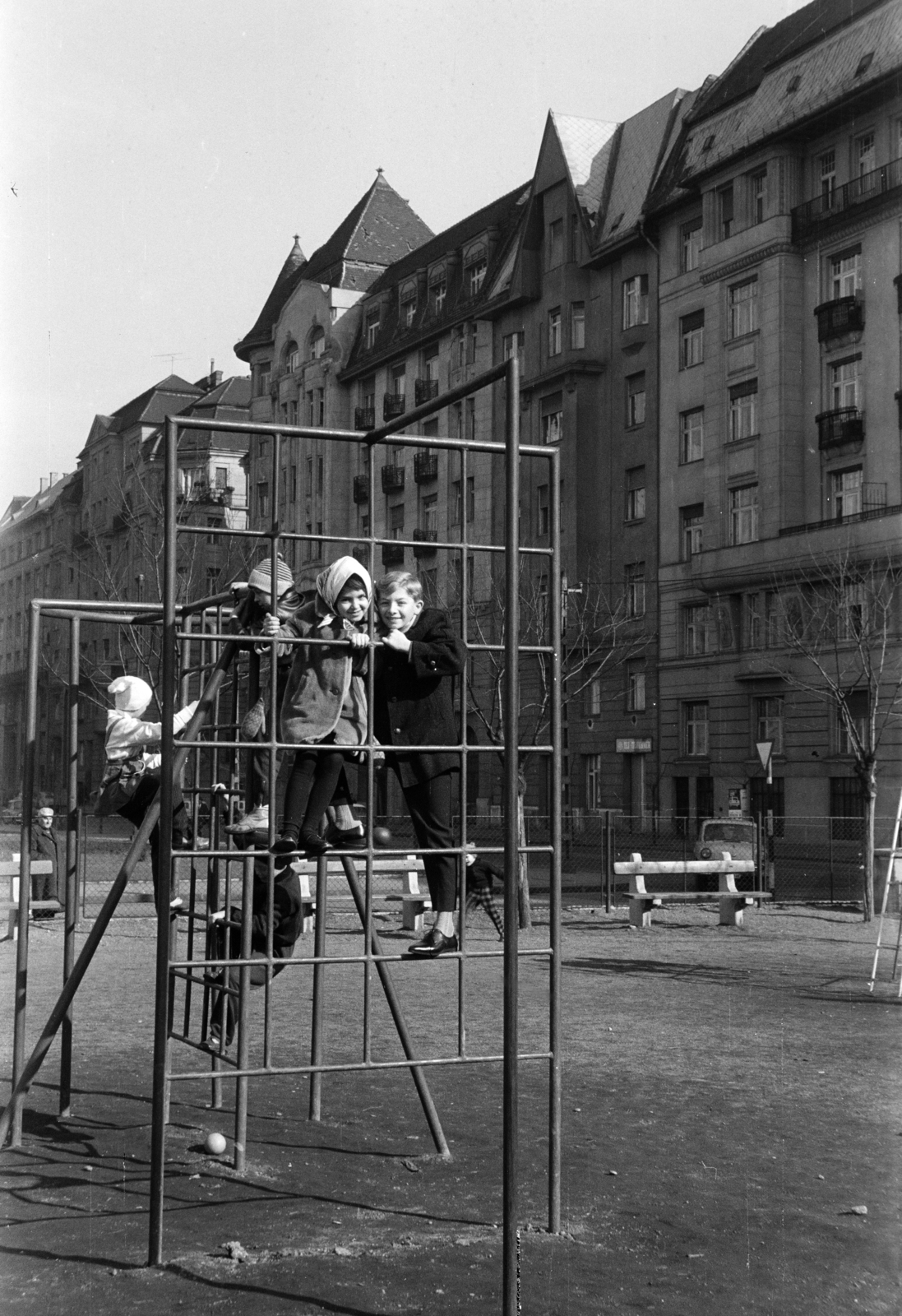 Hungary, Budapest V., Balassi Bálint utca, játszótér (később Olimpia park)., 1966, Obetkó Miklós, Budapest, Fortepan #277355