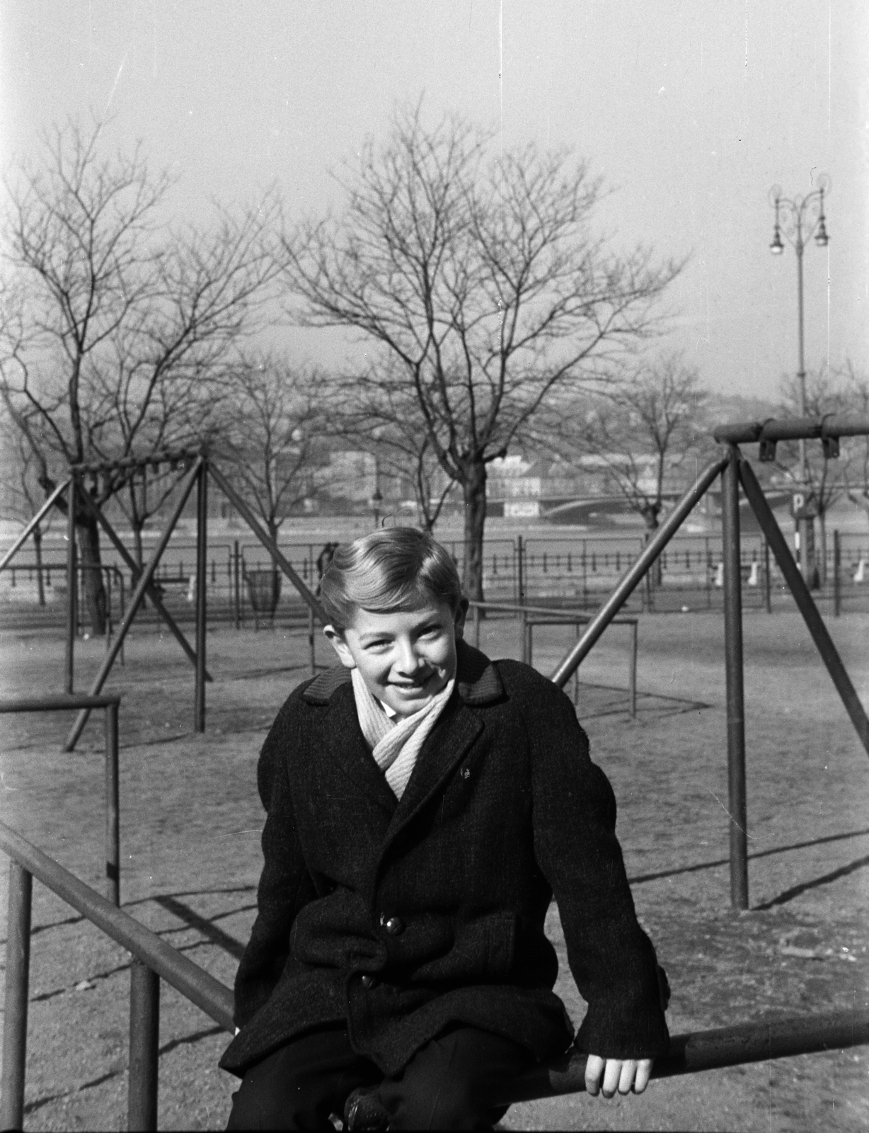 Magyarország, Budapest V., Balassi Bálint utca, játszótér (később Olimpia park), háttérben jobbra a Margit híd., 1966, Obetkó Miklós, Budapest, Fortepan #277356