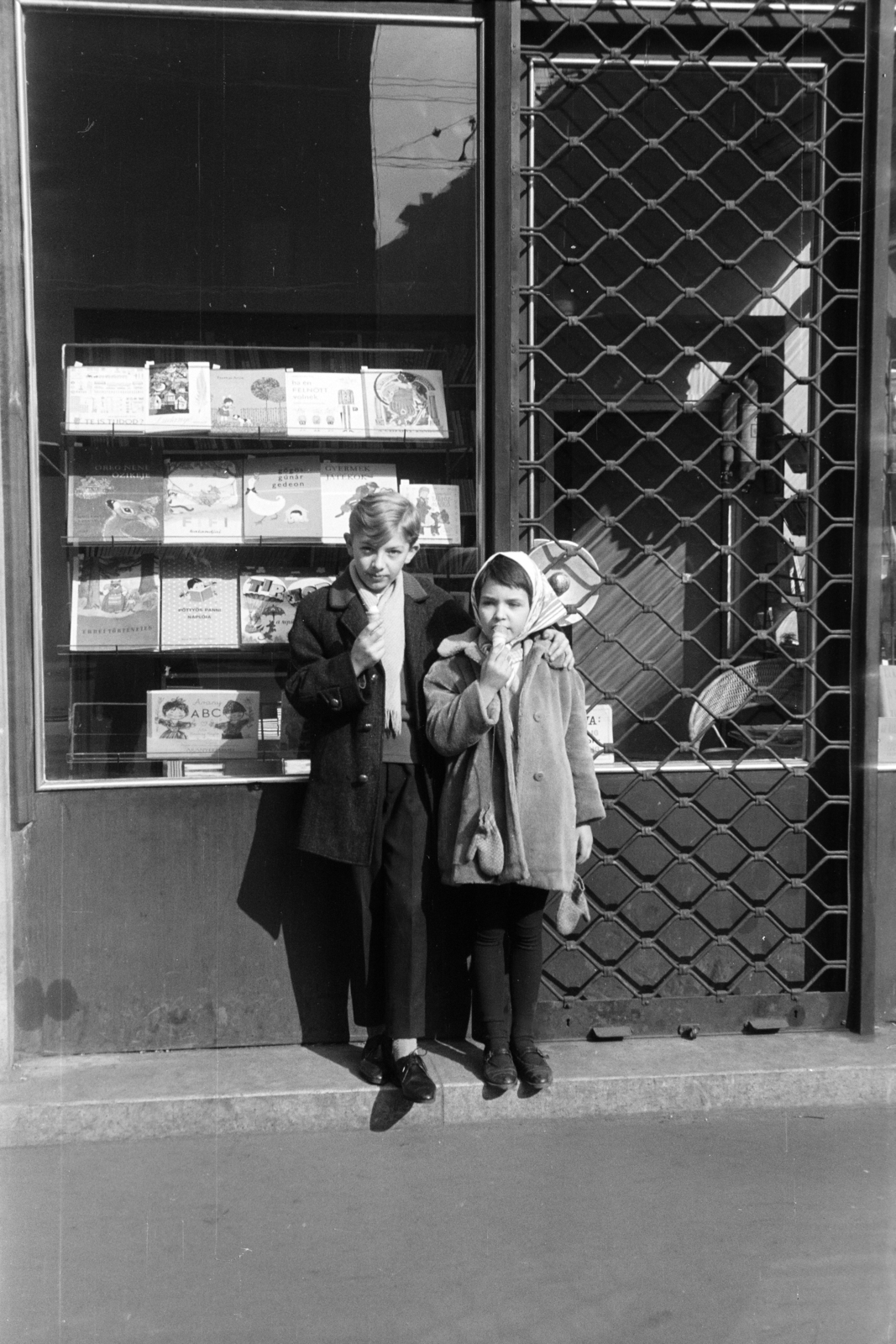 Hungary, Budapest XIII., a felvétel a Csanády utca 27. szám alatti könyvesbolt előtt készült a Tátra (Sallai Imre) utca sarkán., 1966, Obetkó Miklós, Budapest, Fortepan #277359