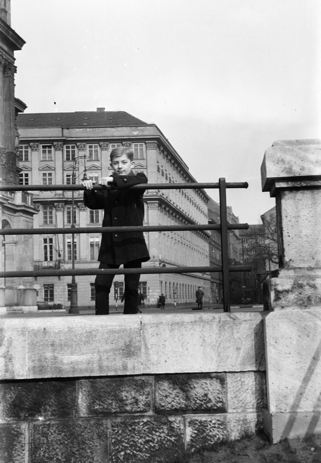 Hungary, Budapest V., Széchenyi István (Roosevelt) tér, balra a Magyar Tudományos Akadémia épülete, háttérben az Akadémia utca - Vigyázó Ferenc utca sarkán álló ház látható. A felvétel a villamosmegállóhoz vezető lépcsőnél készült., 1966, Obetkó Miklós, Budapest, Fortepan #277360