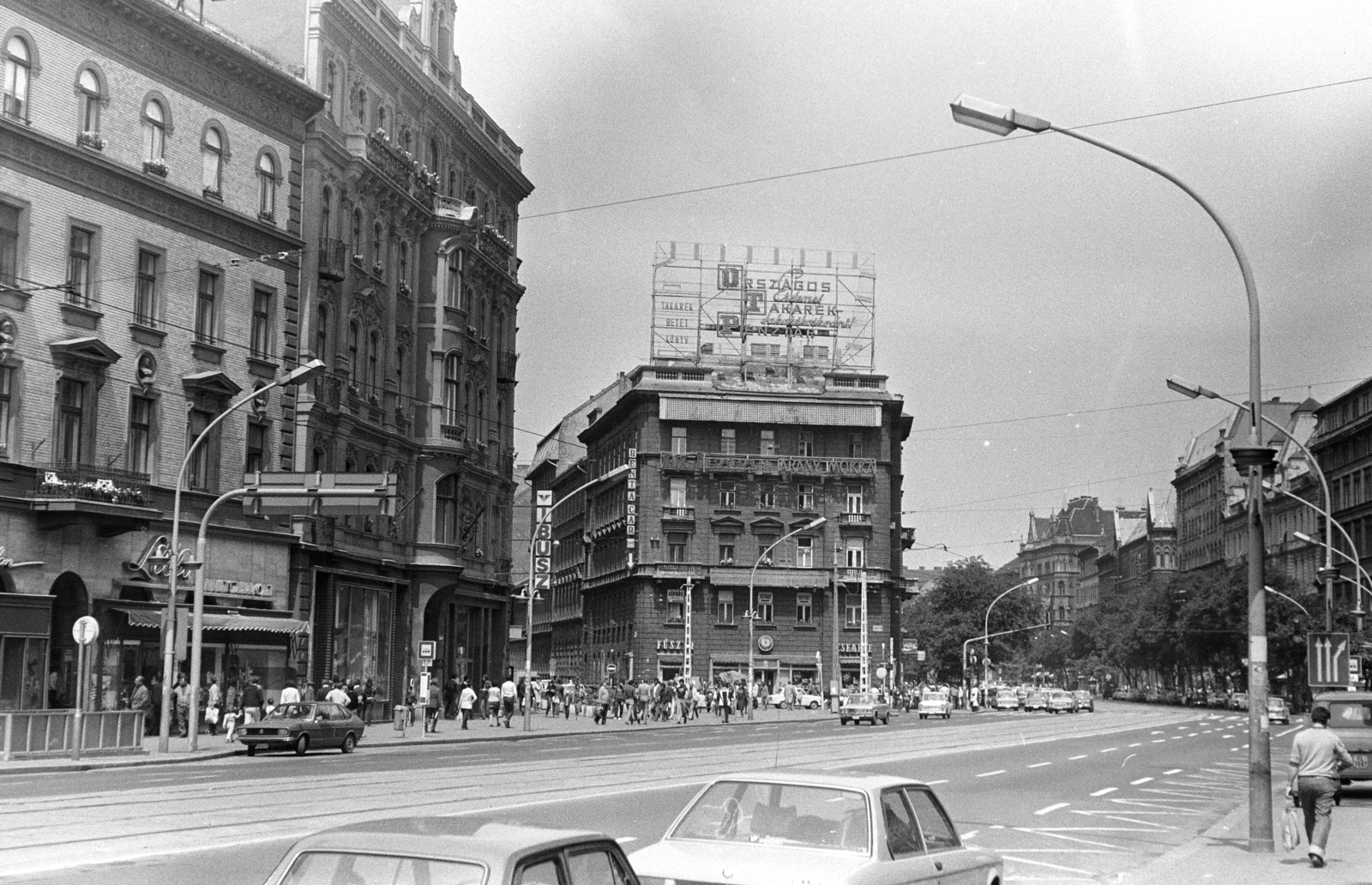 1975, Obetkó Miklós, pedestrian, street view, building, street lamp, trash can, neon sign, ad, Csemege enterprise, bus stop, Fortepan #277365