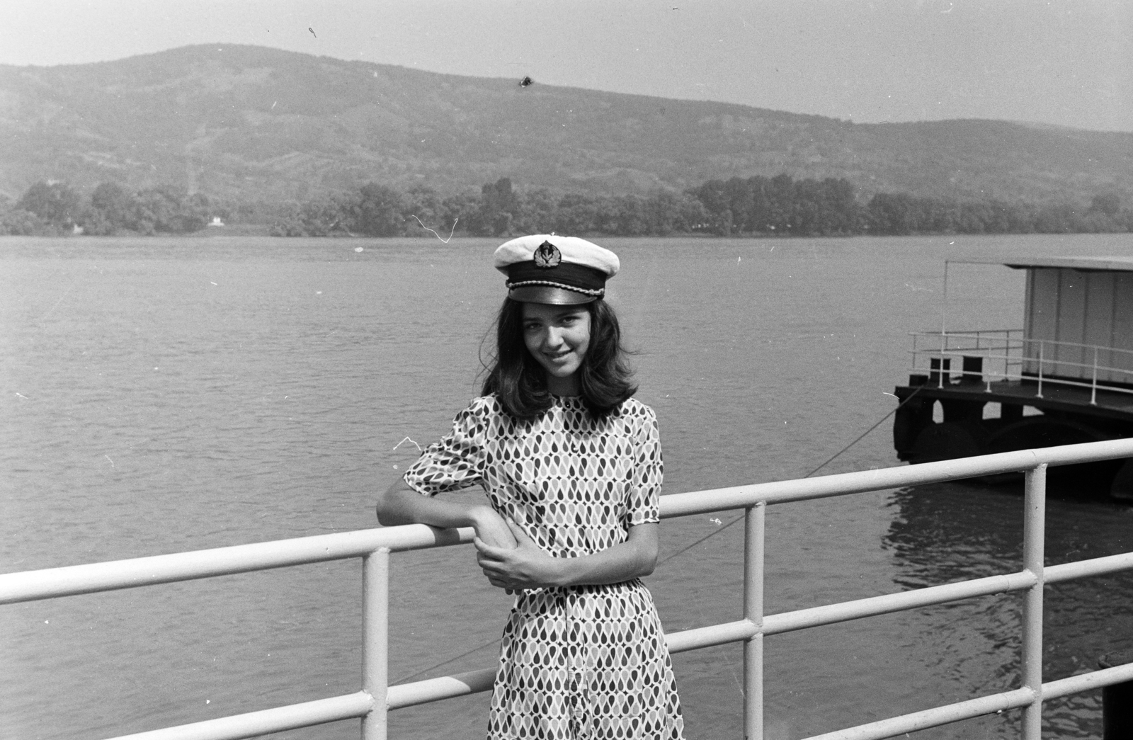 Hungary,Danube Bend, Visegrád, Duna-part a hajóállomásnál., 1970, Obetkó Miklós, long-haired, girl, smile, railing, shore, sailor cap, Fortepan #277368