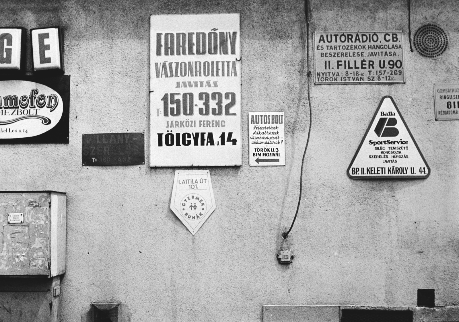 Hungary, Budapest II., Tölgyfa utca, reklámtáblák a 11-es számú ház falán., 1985, Obetkó Miklós, Best of, ad, enamel sign, record store, Budapest, Fortepan #277376