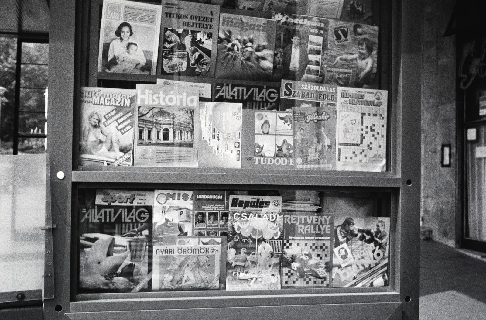 Hungary, Budapest II., Keleti Károly utca - Margit körút (Mártírok útja) saroképülete, újságárus az Európa étterem előtt., 1985, Obetkó Miklós, newsstand, Budapest, Fortepan #277379