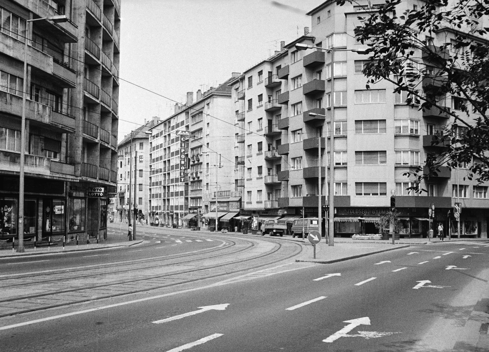Hungary, Budapest II., Margit körút (Mártírok útja), jobbra a Bem József utca., 1985, Obetkó Miklós, street view, crosswalk, catenary wire, rails, house, Budapest, Fortepan #277381