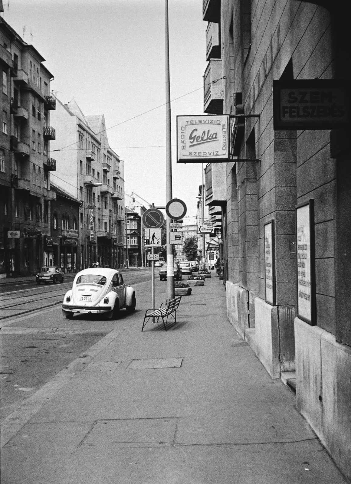 Hungary, Budapest II., Margit körút (Mártírok útja), a felvétel a 18. számú ház előtt készült, a jelzőtábláktól balra a Török utca sarkán álló ház látható., 1985, Obetkó Miklós, street view, bench, Budapest, Volkswagen Beetle, Fortepan #277383