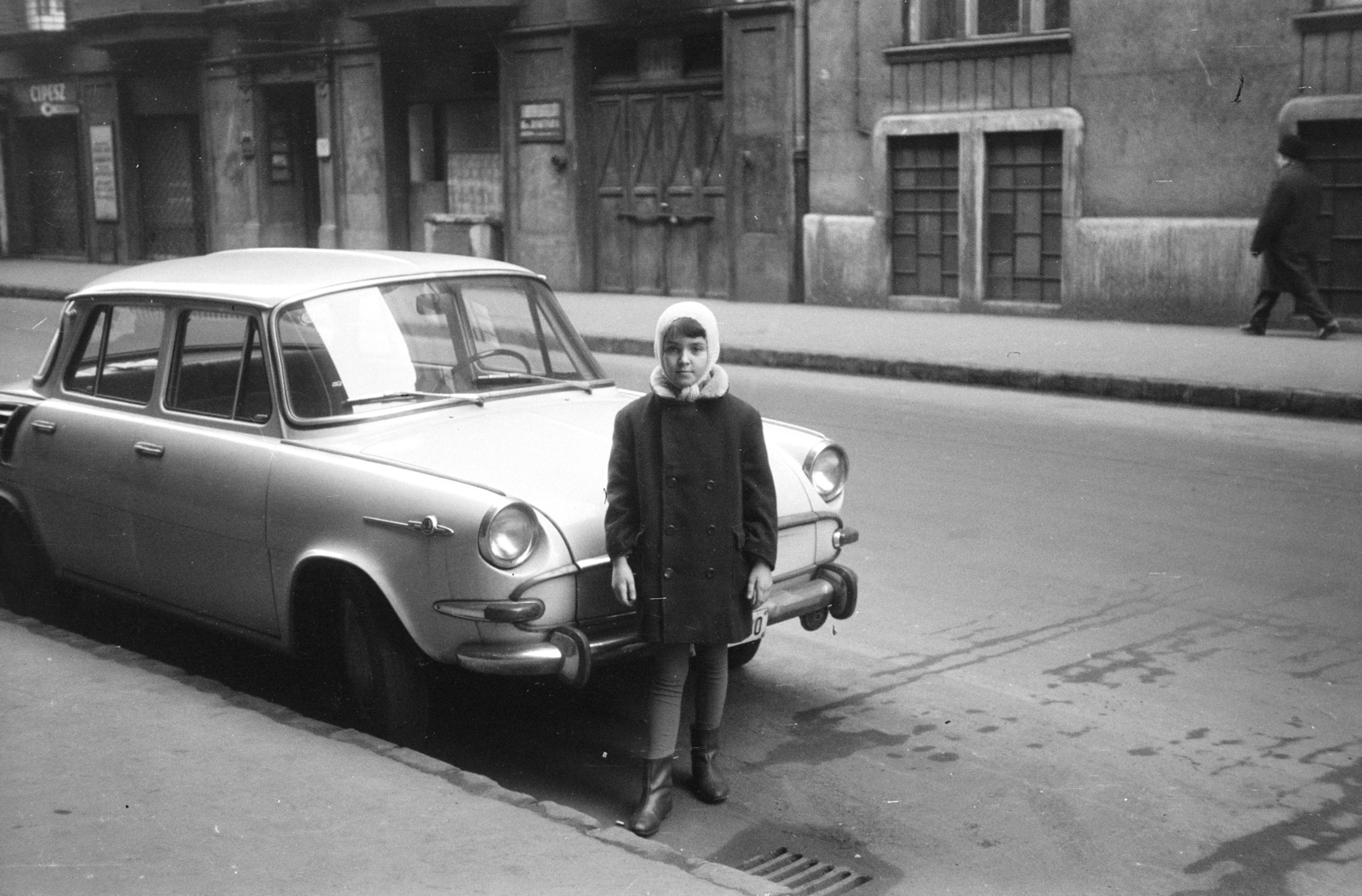 Hungary, Budapest XIII., Katona József utca, a háttérben a 23/a és a 21. szám alatti ház., 1966, Obetkó Miklós, boots, cap, pantyhose, shoemaker, drainer, double-breasted coat, girl, Budapest, Fortepan #277385