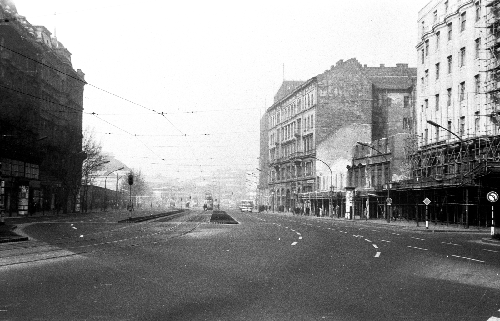 Magyarország, Budapest V.,Budapest VII., Károly (Tanács) körút a Deák téri evangélikus templom és az Erzsébet (Engels) tér felé nézve. Balra az üzletsor a Gerlóczy utca és a Bárczy István utca között (később a Városháza park került kialakításra a helyén). Jobbra középen a Károly (Tanács) körút 7. számú ház bontása, a kép jobb szélén a Dob utca., 1967, Obetkó Miklós, Budapest, Fortepan #277387