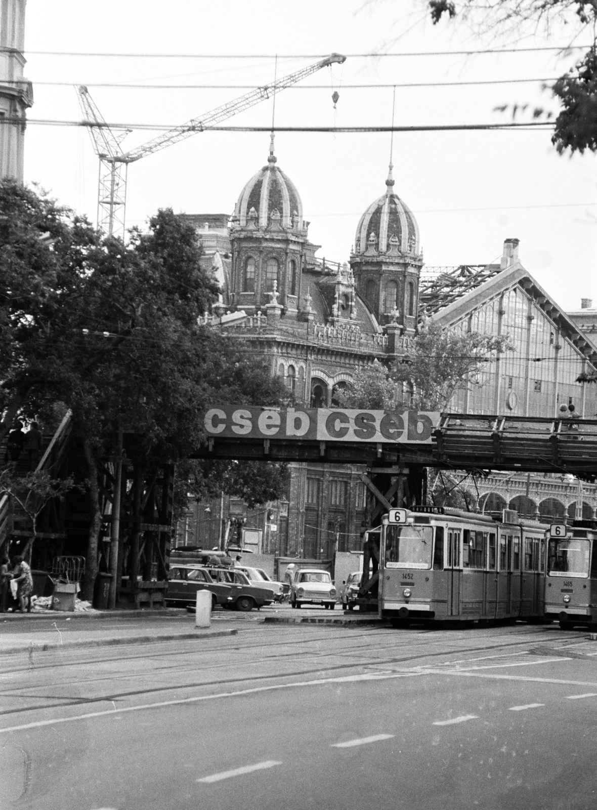 Hungary, Budapest VI., Szent István körút, ideiglenes gyalogos felüljáró a Nyugati (Marx) téri aluljáró és a felüljáró építési munkálatai idején. Háttérben a Nyugati pályaudvar., 1978, Obetkó Miklós, Budapest, Fortepan #277392