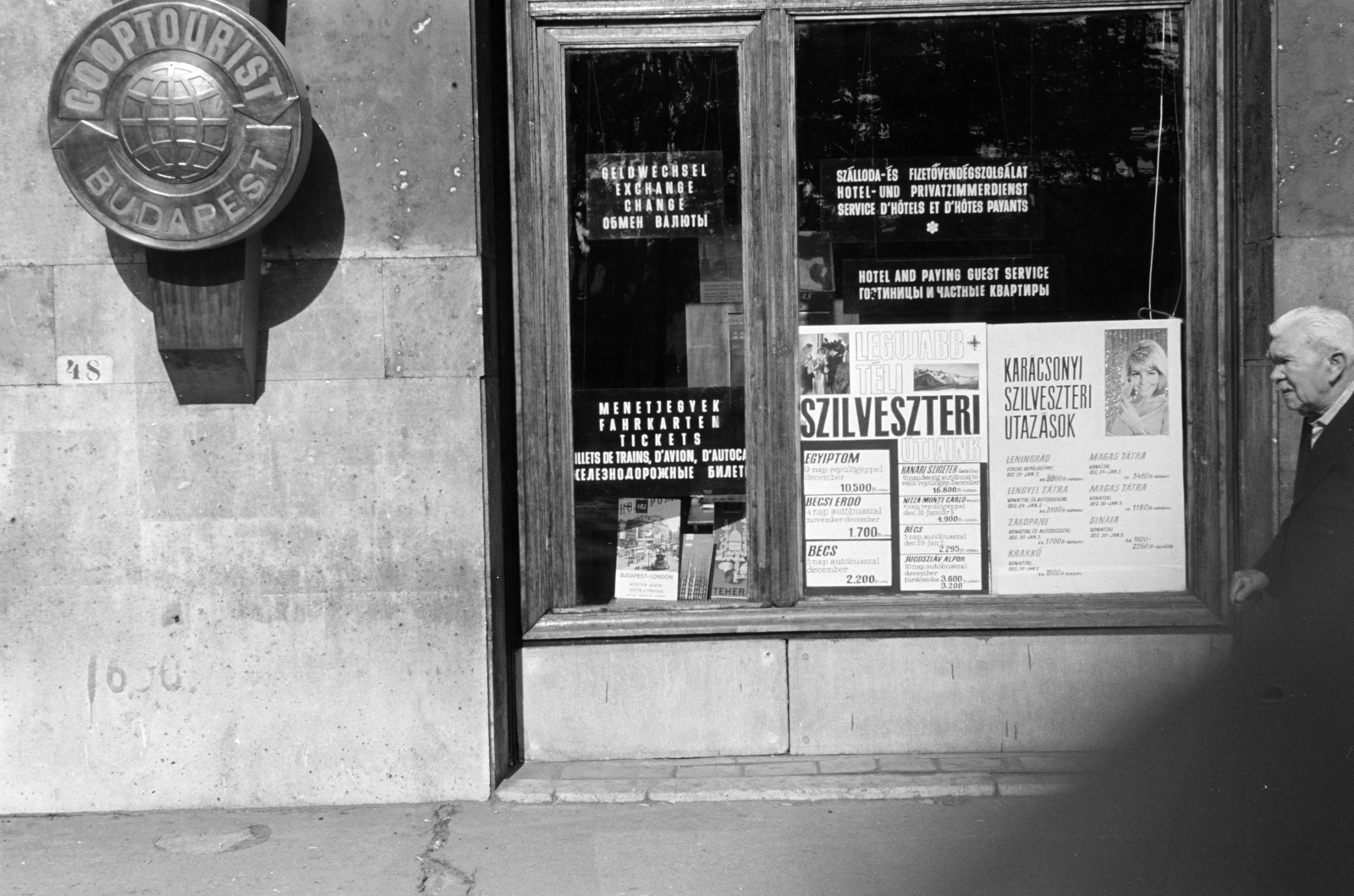 Hungary, Budapest V., Kossuth Lajos tér 13-15., a Cooptourist irodájának kirakata., 1972, Obetkó Miklós, Show window, poster, Coopturist-organisation, Budapest, Fortepan #277397