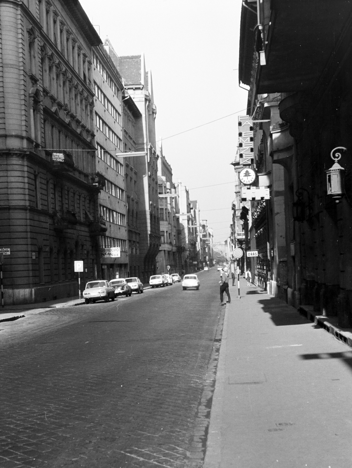 Hungary, Budapest XIII., Hegedűs Gyula utca, a felvétel a 3. szám alatti zsinagóga bejáratánál készült, balra a Vígszínház utca torkolata., 1975, Obetkó Miklós, Budapest, Fortepan #277398