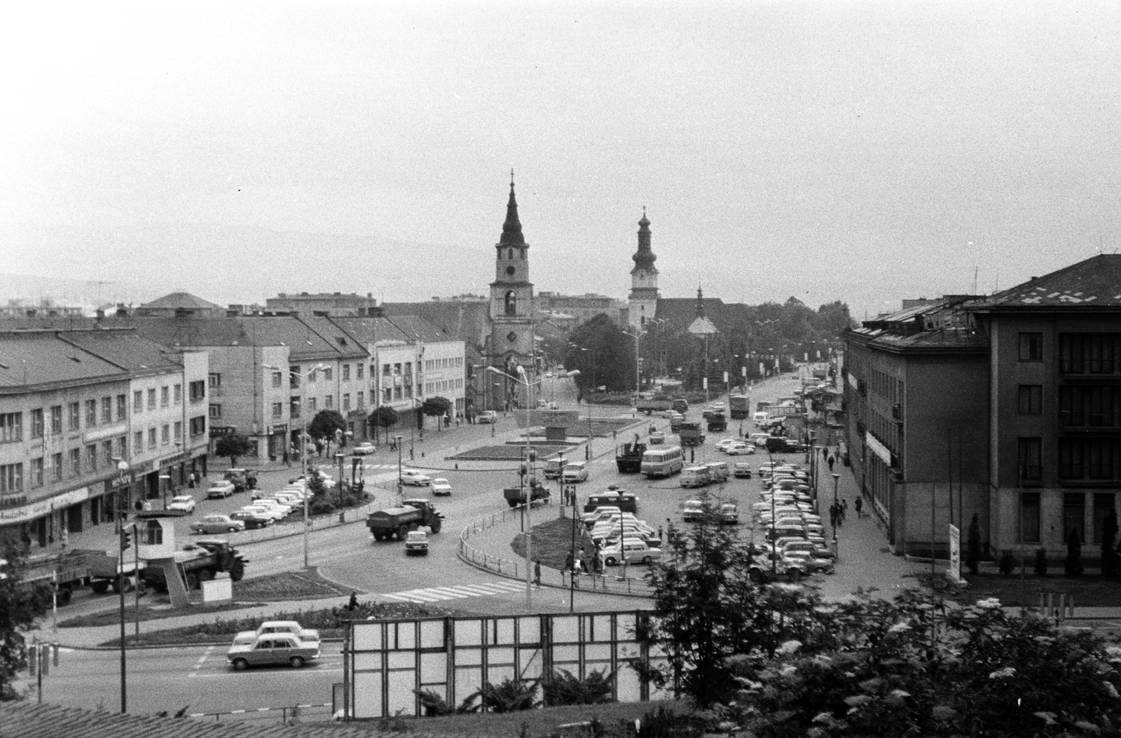 Szlovákia, Zólyom, kilátás a Zólyomi várból, Námestie SNP (Szlovák Nemzeti Felkelés tere), balra a Szentháromság evangélikus templom (Evanjelický kostol svätej Trojice), jobbra a Szent Erzsébet-templom (Kostol sv. Alžbety)., 1979, Obetkó Miklós, Fortepan #277401