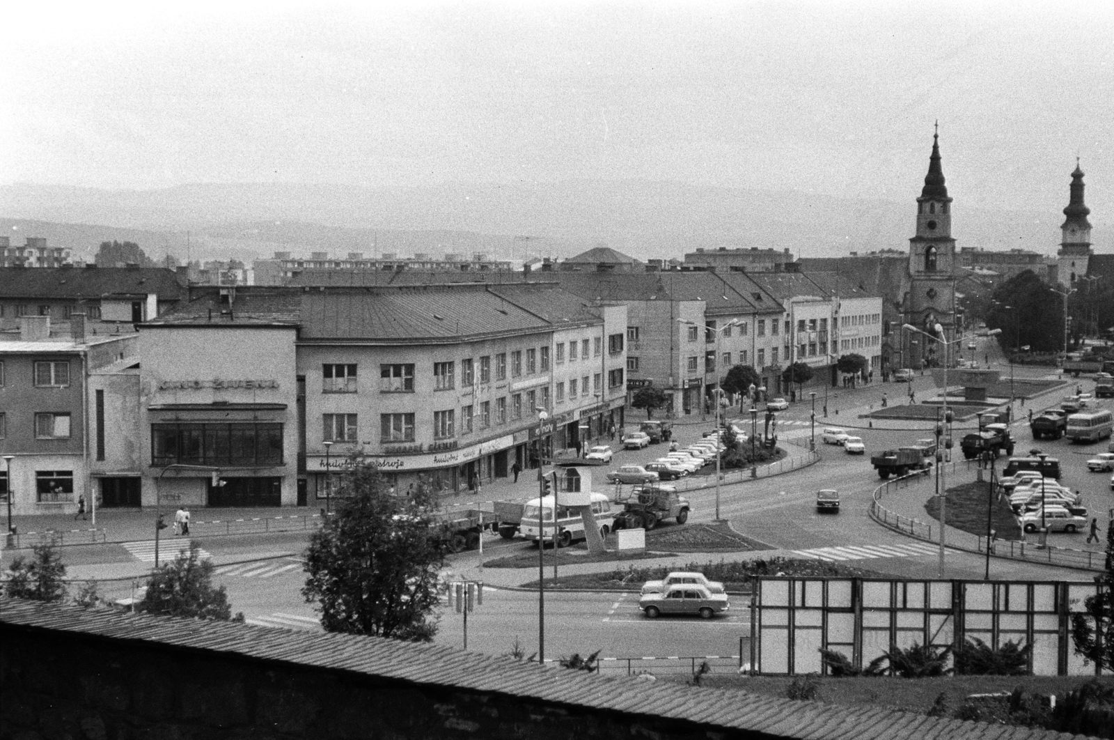 Slovakia, Zvolen, kilátás a Zólyomi várból, Námestie SNP (Szlovák Nemzeti Felkelés tere), balra a Szentháromság evangélikus templom (Evanjelický kostol svätej Trojice), jobbra a Szent Erzsébet-templom (Kostol sv. Alžbety)., 1975, Obetkó Miklós, Fortepan #277402