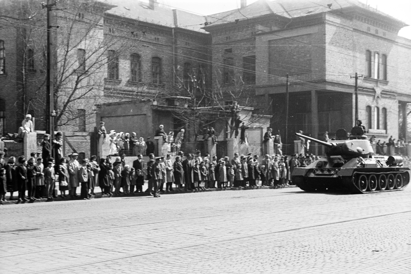 Magyarország, Budapest XIII., Dózsa György út, a T 34-es tank, díszszemle után, a Szabolcs utcai kórház / Orvostovábbképző Intézet épülete előtt halad el., 1960, Obetkó Miklós, Budapest, leleményes, bámészkodás, sínpálya, Fortepan #277411