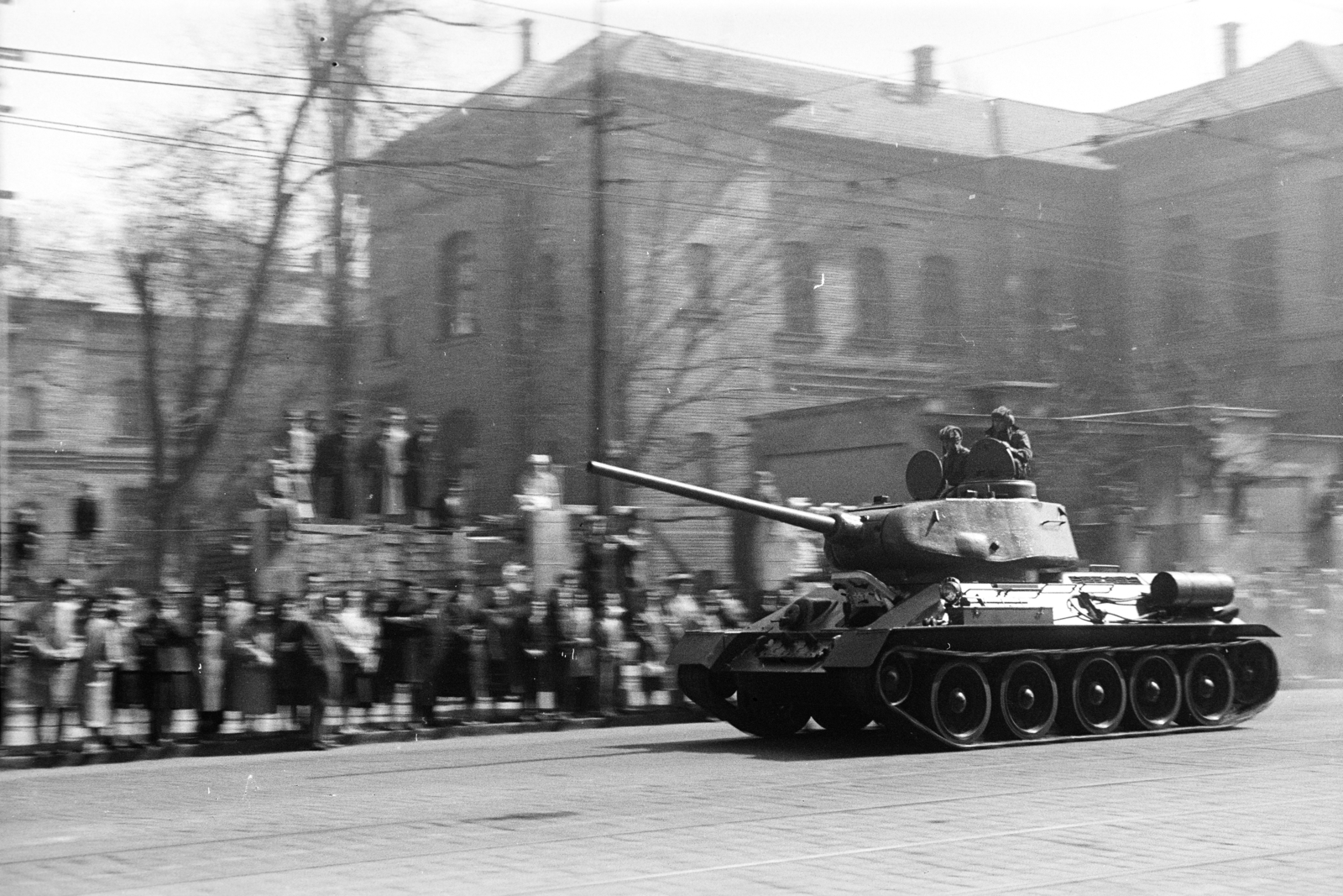 Magyarország, Budapest XIII., Dózsa György út, a T 34-es tank, díszszemle után, a Szabolcs utcai kórház / Orvostovábbképző Intézet épülete előtt halad el., 1960, Obetkó Miklós, bámészkodás, díszszemle, T-34 tank, Budapest, sínpálya, Fortepan #277412