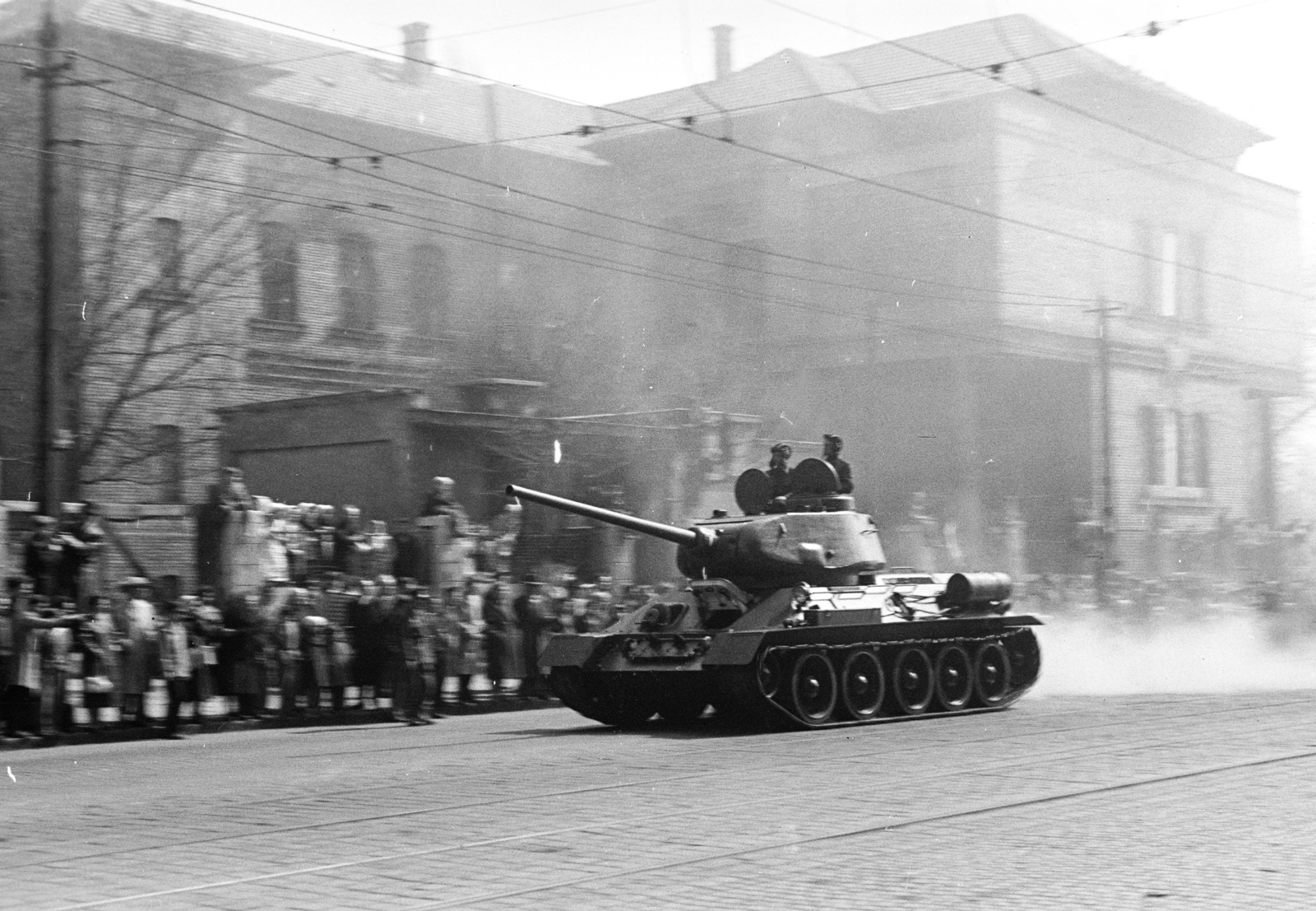 Magyarország, Budapest XIII., Dózsa György út, a T 34-es tank, díszszemle után, a Szabolcs utcai kórház / Orvostovábbképző Intézet épülete előtt halad el., 1960, Obetkó Miklós, bámészkodás, díszszemle, T-34 tank, Budapest, sínpálya, Fortepan #277413