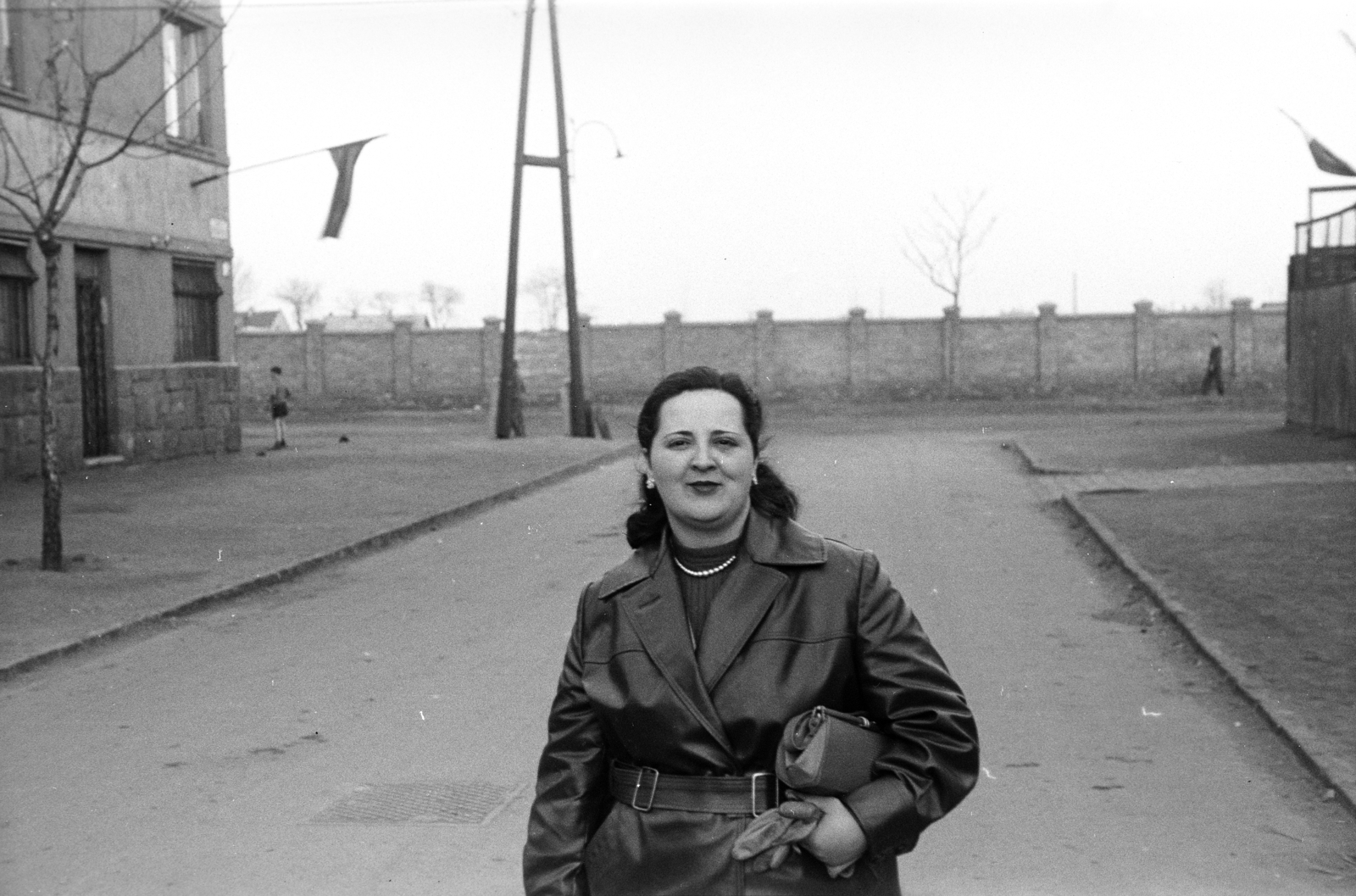Magyarország, Budapest XIII.,Budapest XIV., a felvétel az Országbíró utcában készült, háttérben a Tatai utca melletti BVSC sporttelep kerítése látható., 1960, Obetkó Miklós, Best of, bőrkabát, Budapest, Fortepan #277414