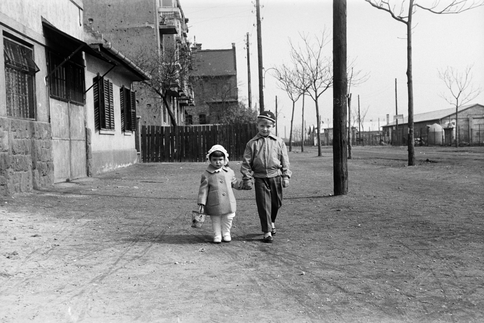 Magyarország, Budapest XIII.,Budapest XIV., Tatai utca, a felvétel az Országbíró utca - Petneházy utca közötti szakaszon készült., 1960, Obetkó Miklós, Budapest, testvérek, kézenfogva, Fortepan #277415