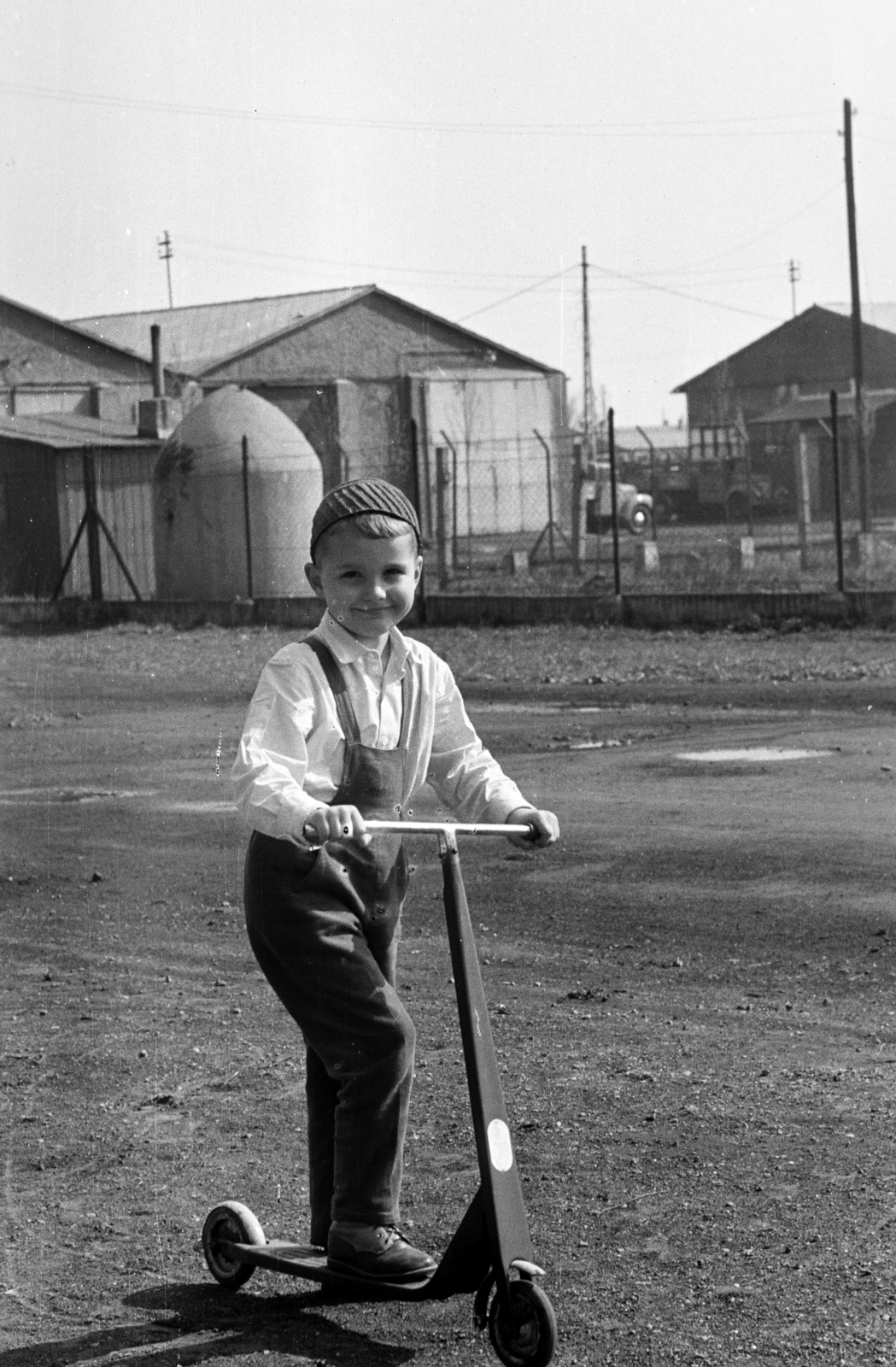 Magyarország, Budapest XIII.,Budapest XIV., Tatai utca, a felvétel a Petneházy utca közelében készült., 1960, Obetkó Miklós, Budapest, bunker, roller, Fortepan #277418