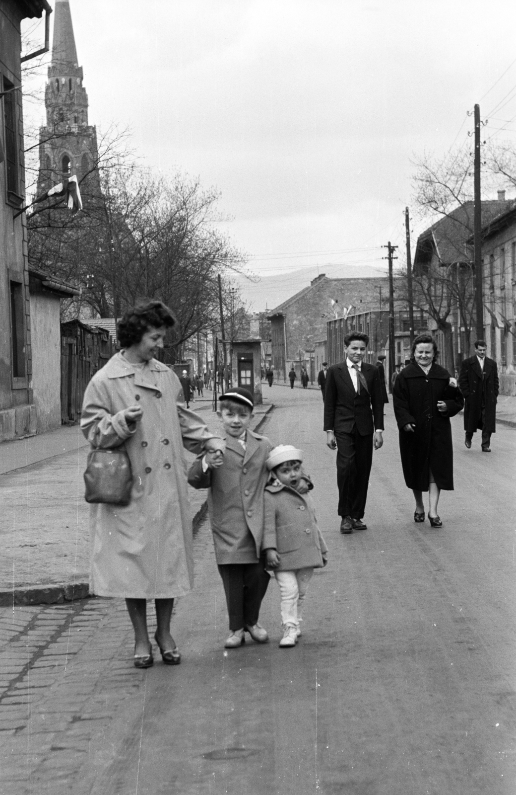 Hungary, Budapest XIII., Országbíró utca, a felvétel a Reitter Ferenc utca - Jász utca közötti szakaszon készült. Háttrében a Béke téri Szent László-templom tornya látható., 1960, Obetkó Miklós, Budapest, family, walk, Fortepan #277419