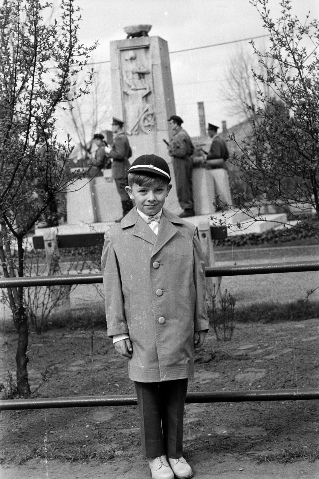 Hungary, Budapest XIII., Béke tér, háttérben a szovjet emlékmű., 1961, Obetkó Miklós, Budapest, Fortepan #277422