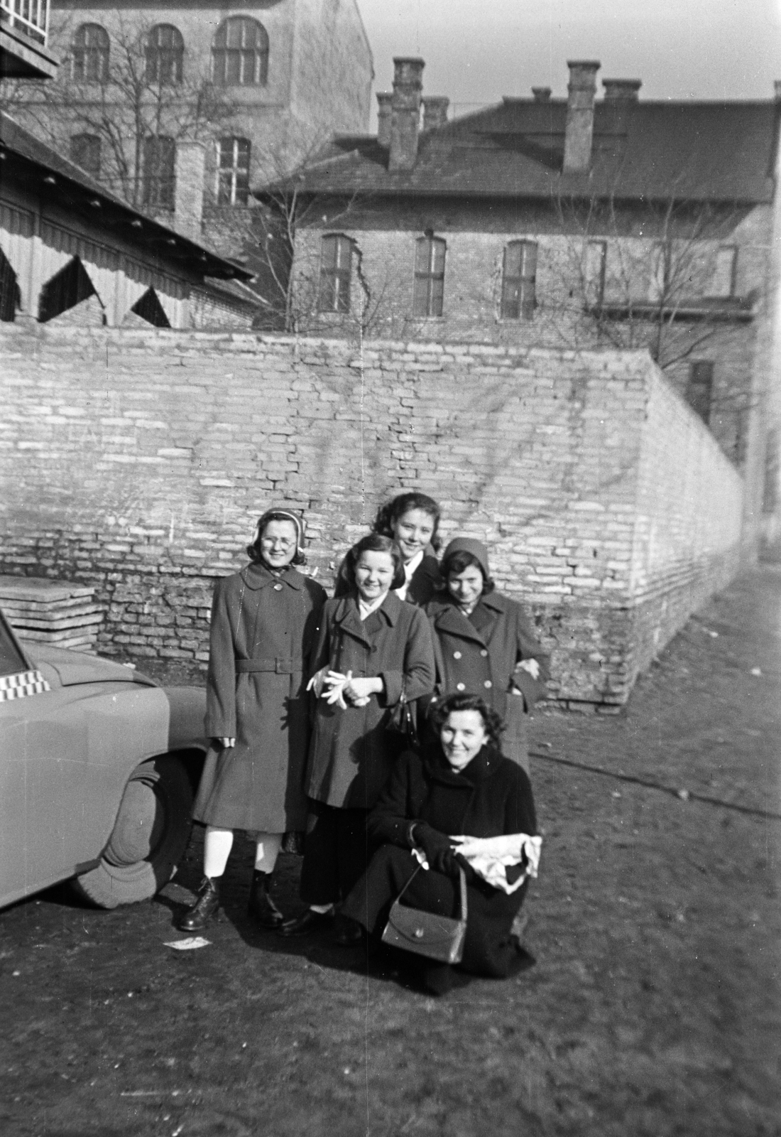Hungary, Budapest XIII., Tatai utca, a felvétel a 32/b számú ház előtt készült. Háttérben a Petneházy utca melletti általános iskola és óvoda épülete látható., 1961, Obetkó Miklós, Wartburg-brand, Budapest, Fortepan #277424