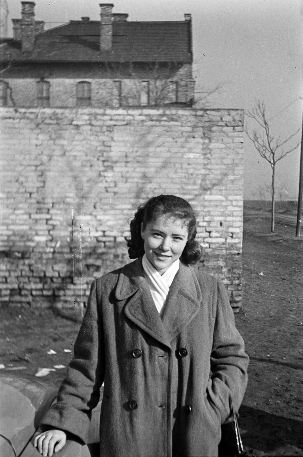 Hungary, Budapest XIII., Tatai utca, a felvétel a 32/b számú ház előtt készült. Háttérben a Petneházy utca melletti általános iskola és óvoda épülete látható., 1961, Obetkó Miklós, Budapest, Fortepan #277425