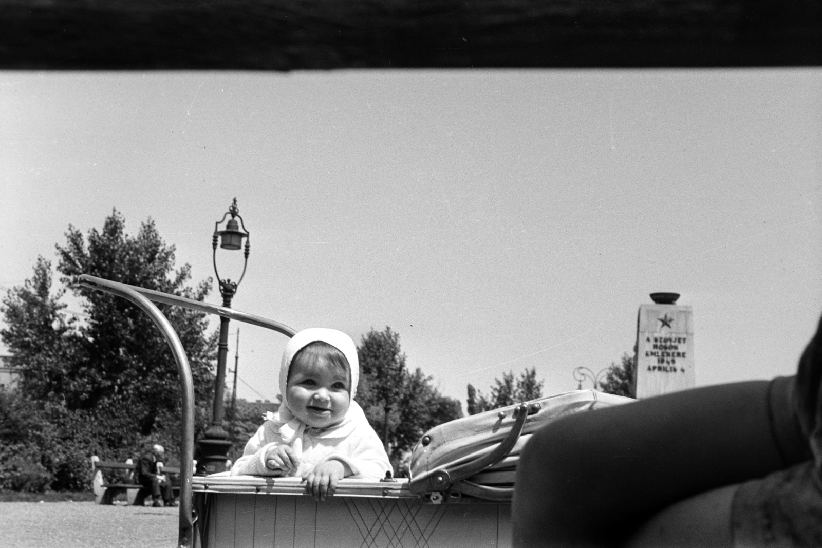 Magyarország, Budapest XIII., Béke tér, háttérben a Szovjet emlékmű (Mayer /Meyer/ Sándor)., 1959, Obetkó Miklós, Budapest, vörös csillag, babakocsi, emlékmű, gázlámpa, Fortepan #277427