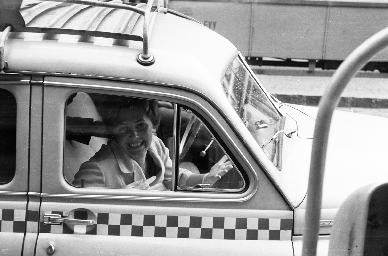 1962, Obetkó Miklós, gloves, taxicab, peeking, girls'n'cars, Fortepan #277432