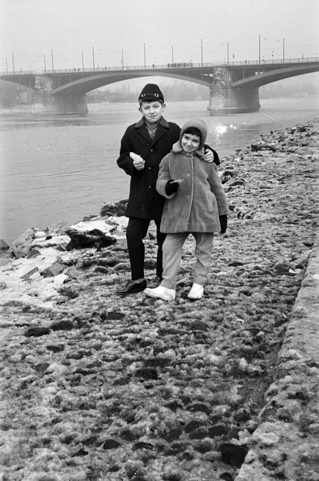 1964, Obetkó Miklós, smile, shore, brothers, posture, Fortepan #277438